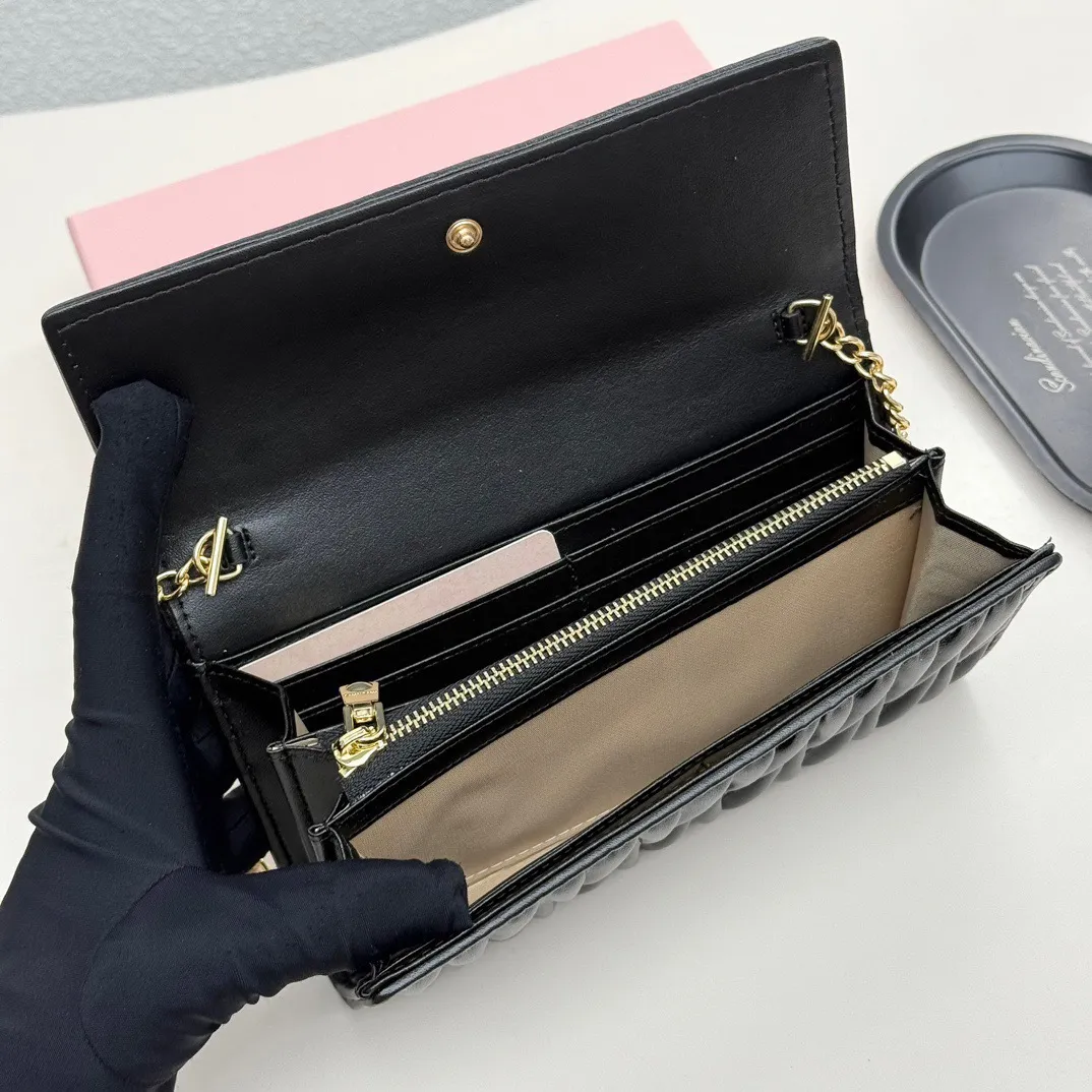 p110🎀miumiu 9886🎀颜色 黑色 粉色 红色 🎀尺寸 19*10.5*3.5🎀miumiu专柜最新款！专柜爆款热力来袭，经典提花压纹设计，釆用顶级进口小羊皮，皮质细腻柔软，做工精细！