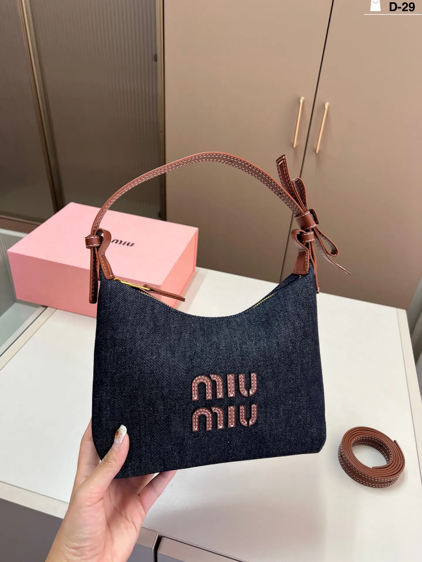 💰p125 miumiu新款速递~牛仔小饭盒是真好看 软软饱饱的又可爱又漂亮！ miu里miu气！可爱的不行啦！ D-29尺寸22&times;16折叠盒