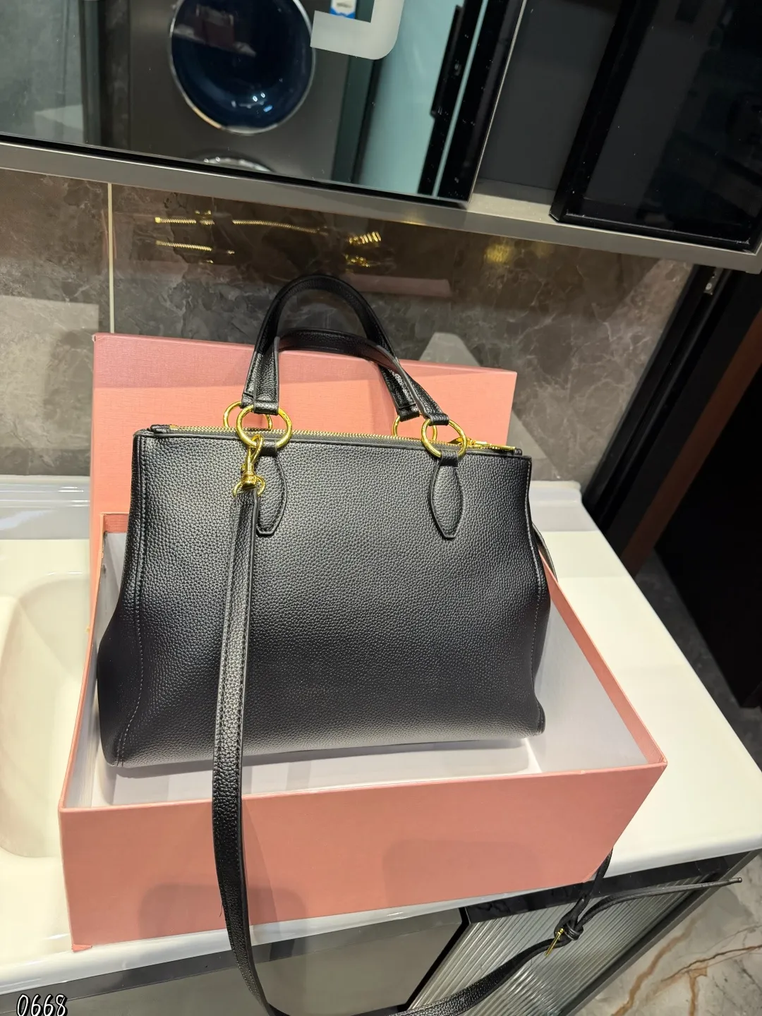 ❤️p175(礼盒包装)❤️ MiuMiu期待已久的2025.秀款 中古包.快来围观吧 2025.春夏系列包包简洁利落的设计凸显功能性 实用主义柔软舒服的触感彰显 MiuMiu 女性愈加自信,务实,前卫和酷炫的态度 尺寸:33*6*25cm