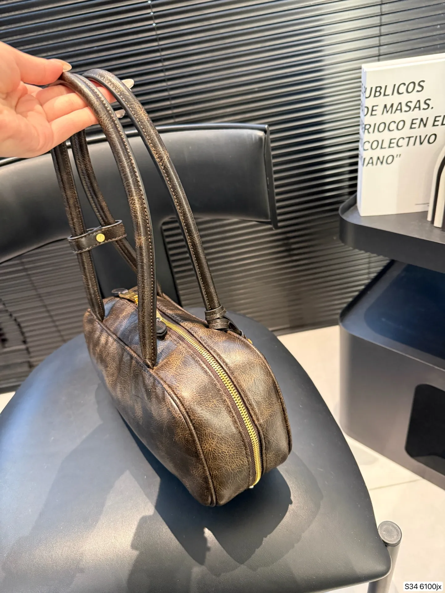 P220 缪缪MIUMIU 保龄球手提包 轻轻松松高级感 包包手感巨好容量也很不赖 简单却又不失华丽 不要觉得会炸眼太高调了什么的 根本不会! 在你的精简穿搭上简直就是点睛之笔 尺寸:27 12 货号6100