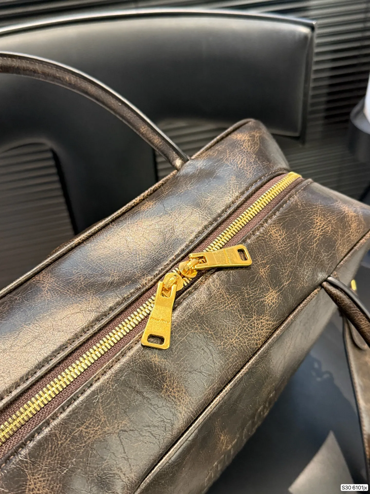 P200 miumiu 保龄球公文包 miumiu 保龄球公文包 质感很高级 容量超级大也很耐用 日常出街背它回头率百分百 就是这种随性慵懒感 尺寸34 23 货号6101