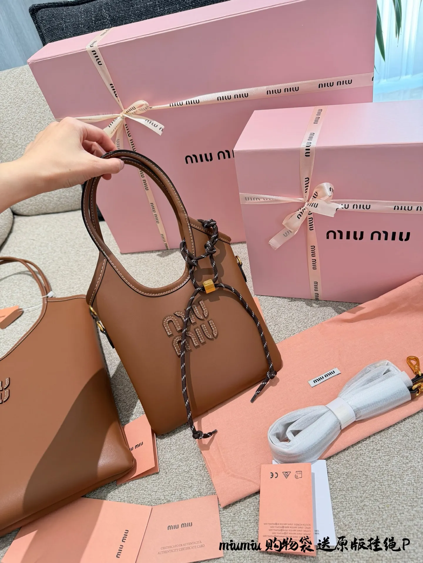 p150p180 miumiu托特👜秋冬必入高级感拉满！ 牛皮质感也太绝了吧！ 软乎乎却超有型～通勤逛街两不误 容量惊人还轻便✨ 随便一拎就自带时髦滤镜 姐妹们冲这只！ 真的百搭到哭😭 15cm28cm底长配盒子送挂件