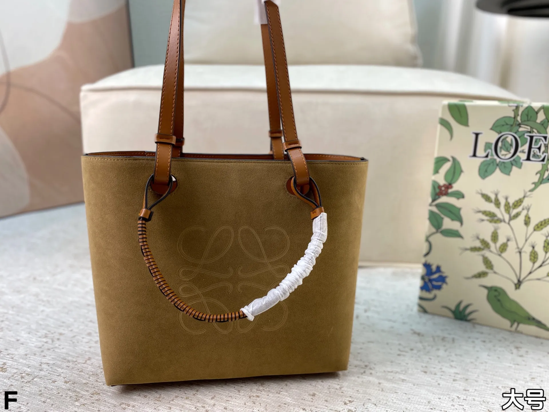 p165/p160 配盒🎁 罗意威Loewe anagram tote背上秒变时髦精 一只装得下全世界的托特 越背越香 能装且百搭不易变形 上班通勤或者日常搭配都很好!尺寸:27*25/23*22