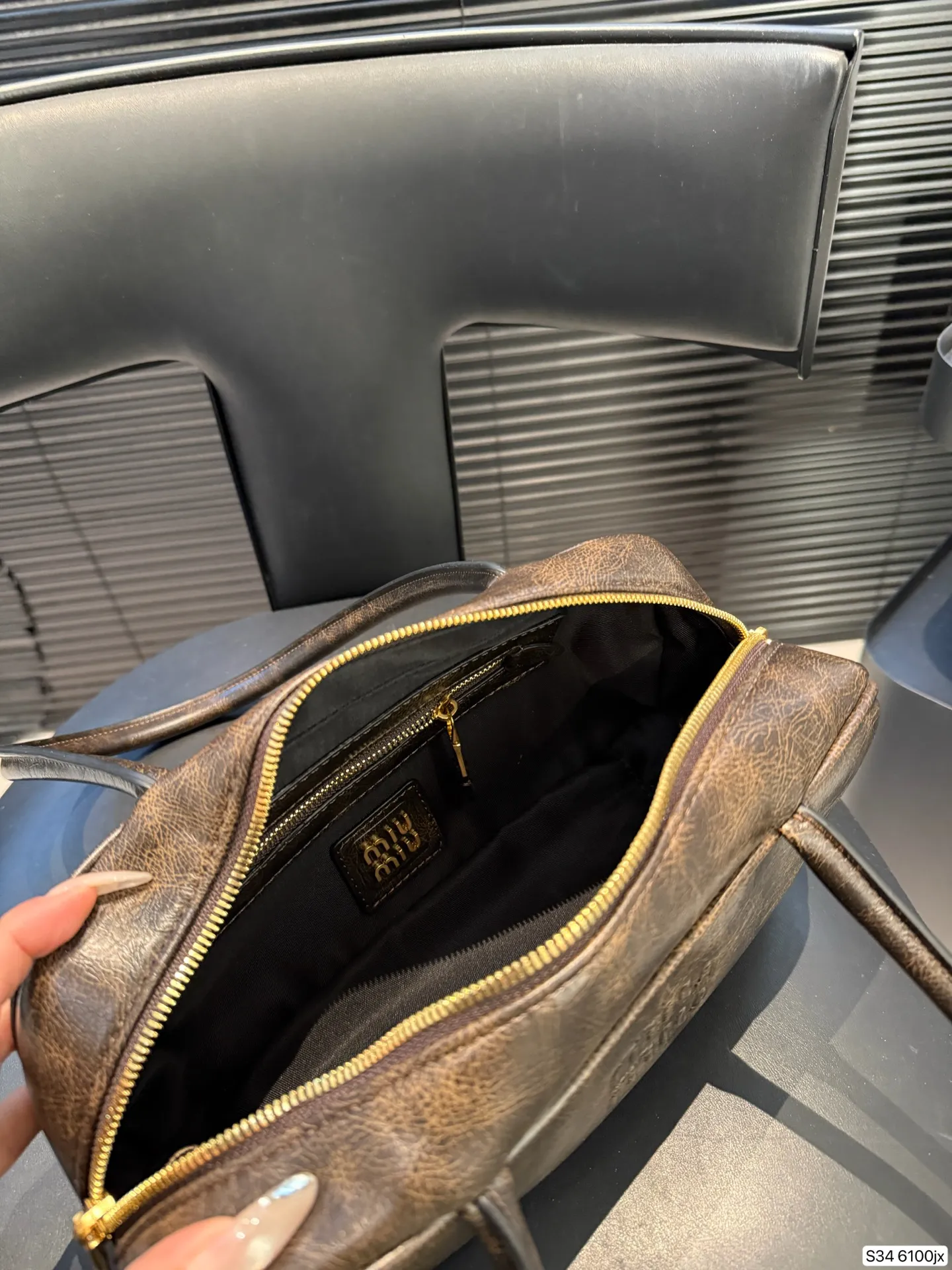 P220 缪缪MIUMIU 保龄球手提包 轻轻松松高级感 包包手感巨好容量也很不赖 简单却又不失华丽 不要觉得会炸眼太高调了什么的 根本不会! 在你的精简穿搭上简直就是点睛之笔 尺寸:27 12 货号6100