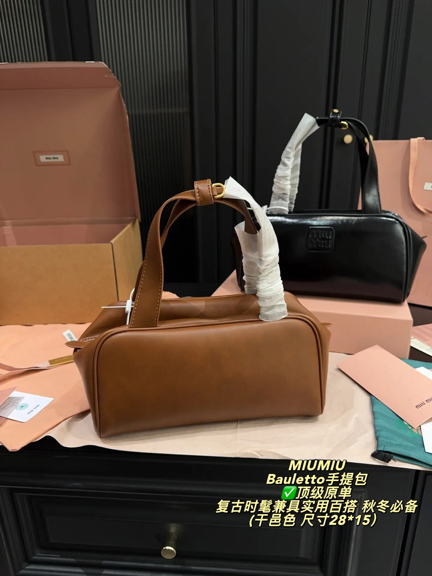 ✅顶级原单P250全套包装⚠️尺寸28*15 MIUMIU 缪缪 Bauletto手提包 选用柔软小牛皮,亮面质感+细腻粒纹,低调又高级。经典保龄球包造型,扁平手柄设计,手提超舒适!正面低调徽标,细节满分。内部空问大,拉链开口更安全,通勤或出行都很适合二。黑色百搭,秋冬毛衣大衣都能轻松驾驭,是实用又时髦的必备单品!