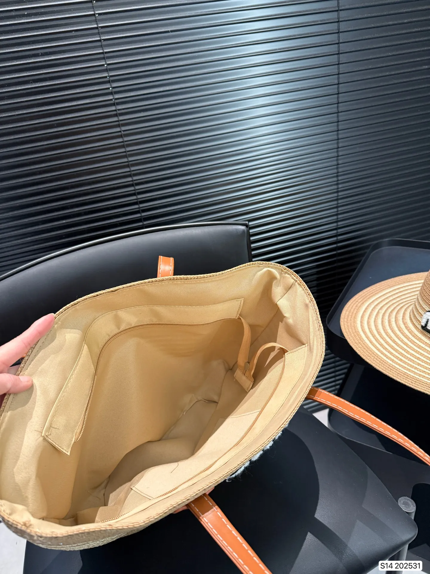 P120 缪缪miumiu 编织包➕编织帽组合 夏季新款草编包Basket Bag 菜篮子 编织拼皮购物袋沙滩🏖️度假⛱️手提包。尺寸26 29 货号202531