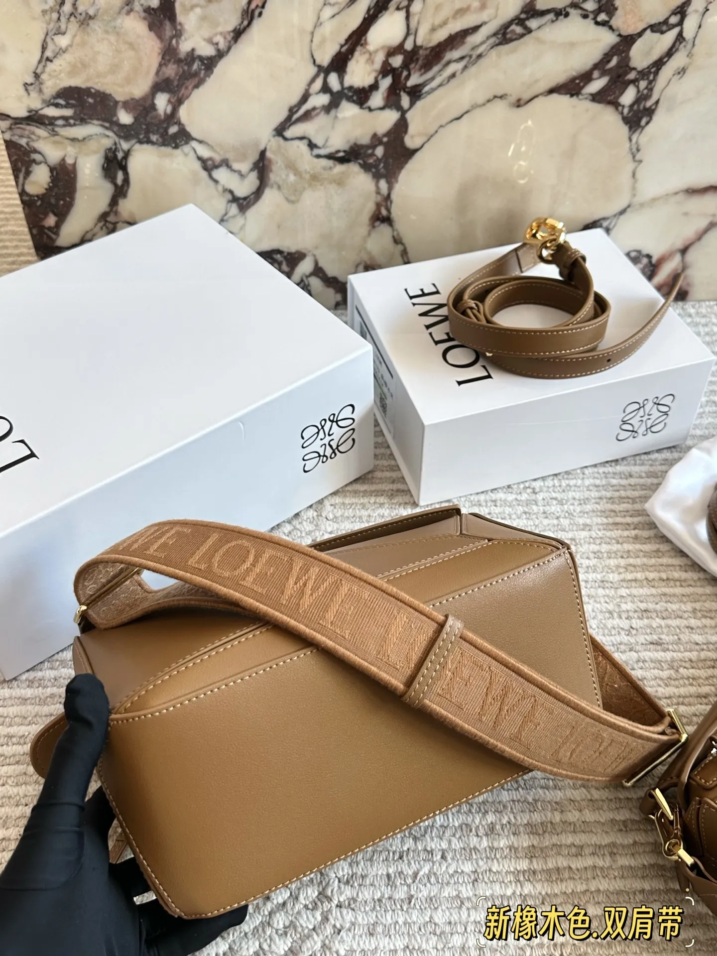 💰 260、💰230 配盒(双肩带) 尺寸:24*15cm(大) 18*10cm(迷你) loewe 几何包puzzle 真心是不能错过的, ⚠️牛皮品质🐂! 完全hold住! 罗意威|一根完美的肩带