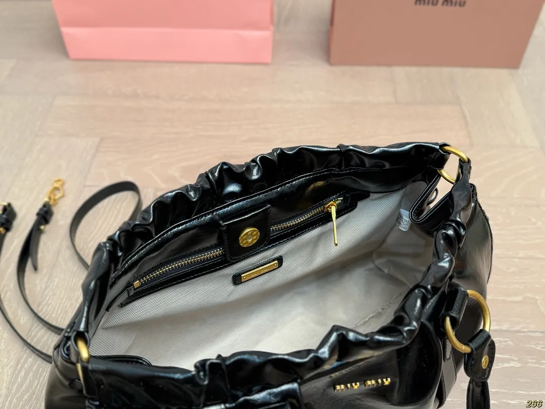 &yen;190 缪缪MIUMIU手提包 旅行出差旅游带它超方便 超级抢眼 爱了爱了 真是叫人无法抗拒 又美又能装！ 尺寸33 23