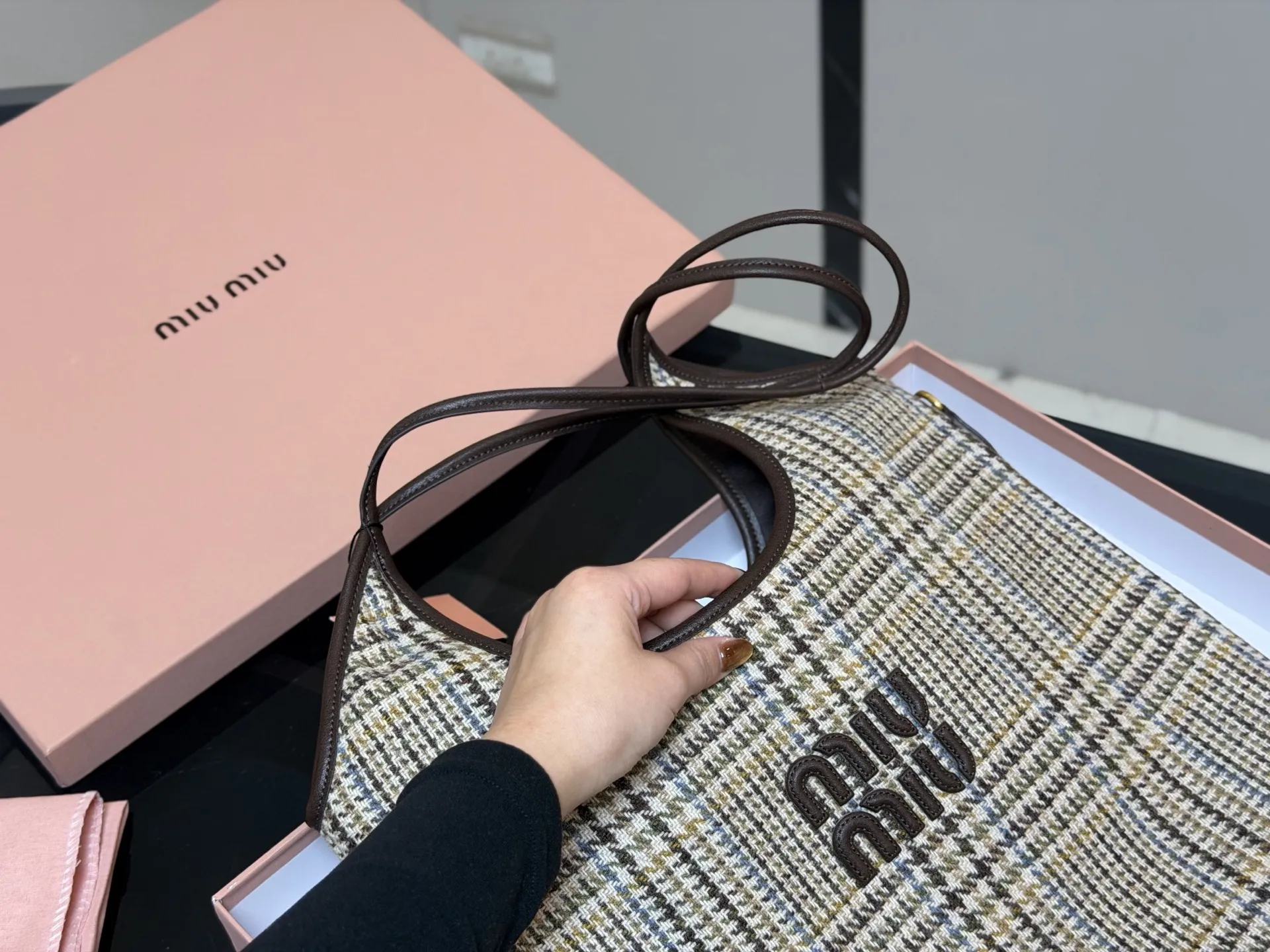 ¥190 全套包装 size:35*34cm miumiu新款托特tote 今年的风刮的太猛了 老多爆款了! 这款的版型也太好看了吧! miumiu准备承包我的夏天吗