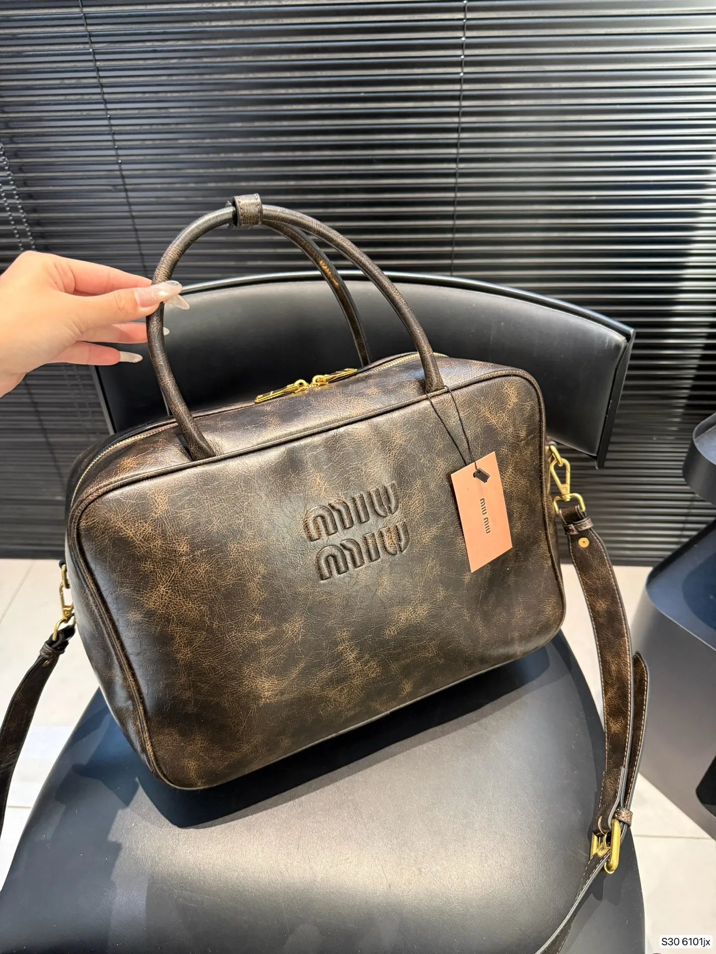 P200 miumiu 保龄球公文包 miumiu 保龄球公文包 质感很高级 容量超级大也很耐用 日常出街背它回头率百分百 就是这种随性慵懒感 尺寸34 23 货号6101