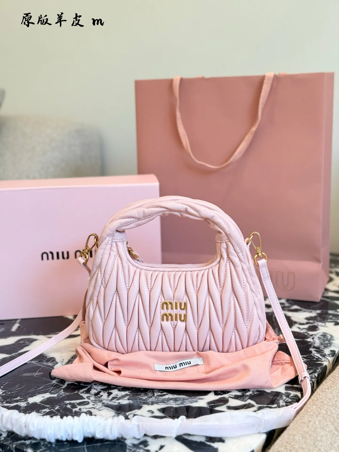 p240羊皮hobo月牙包 红红火火恍恍惚惚缪缪出街啦~ 芜湖~好看的缪缪miumiu小号hobo 小号是专柜里卖得最好的的尺寸，容量大小合适，轻 经典的褶皱羊皮， 软软的好有质感 搭配衣服真的吼吼看~一秒时尚感千金风拉满红色也很显眼，好多场合都可以搭配 张元英同款~~~ #miumiu包#miumiu包 #美包23cm折叠盒包装