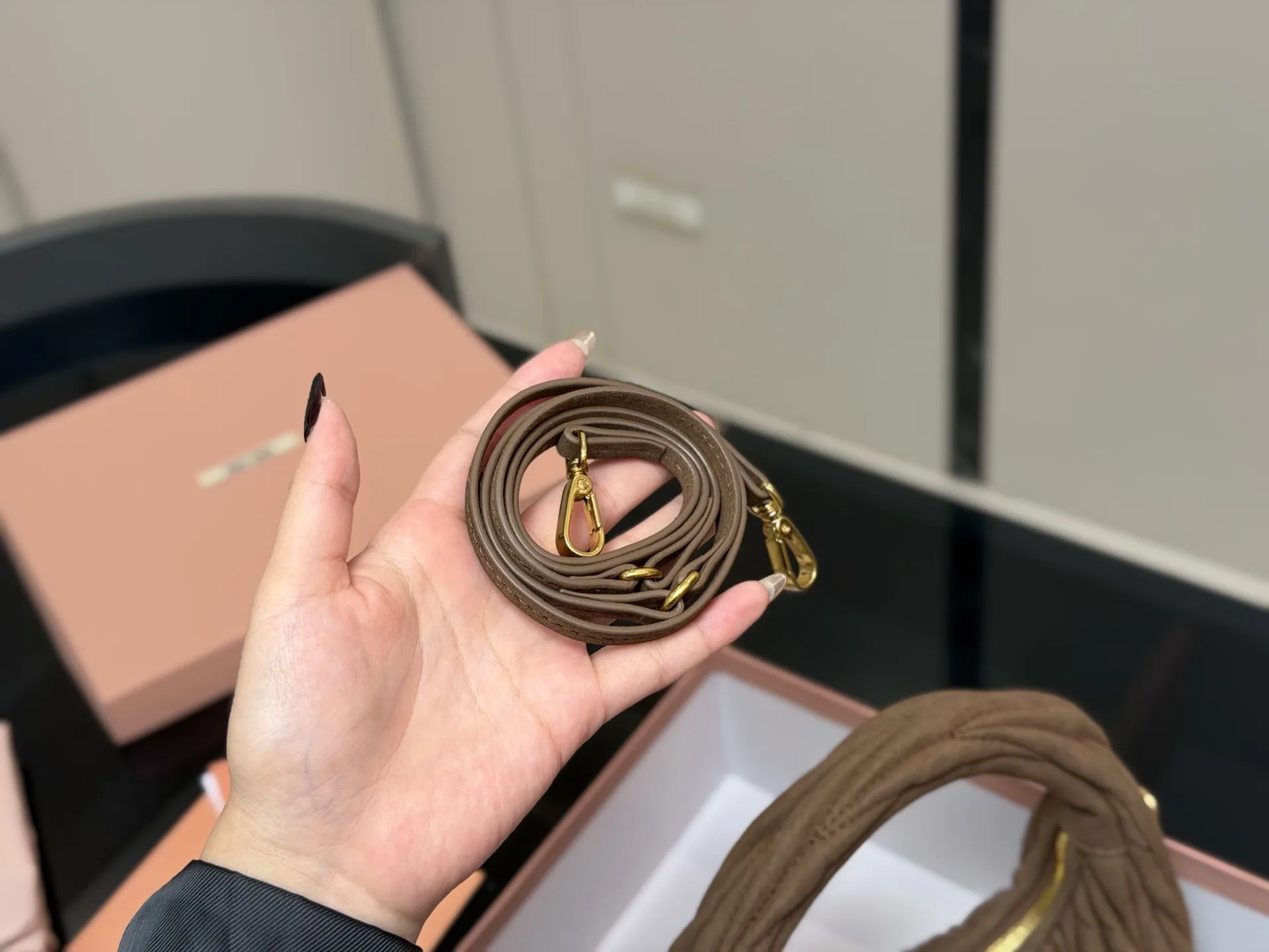 &yen;170 配盒 size：22*11cm 可盐可甜的 MiuMiu 女孩 miumiu wander包包 好搭 什么风格都能驾驭 材质很柔软 容量也非常OK 复古俏皮的hobo包型 是近期几乎天天拿出门的包包！