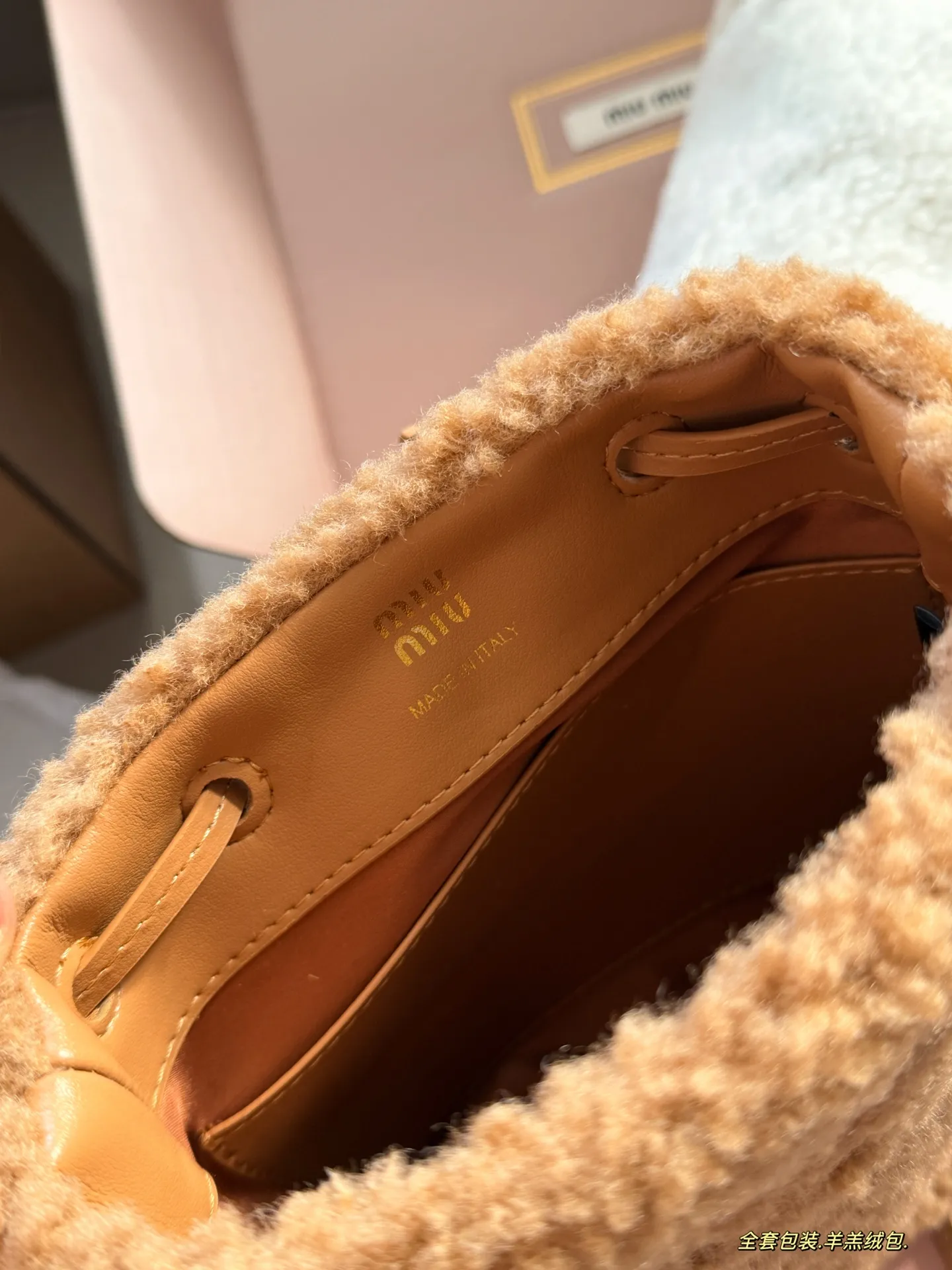 💰195 全套包装 size：18*17cm miumiu的小福袋 羊羔绒包 性价比也太高了！ 质感超软糯 节日氛围感满满秋冬季的独乐乐