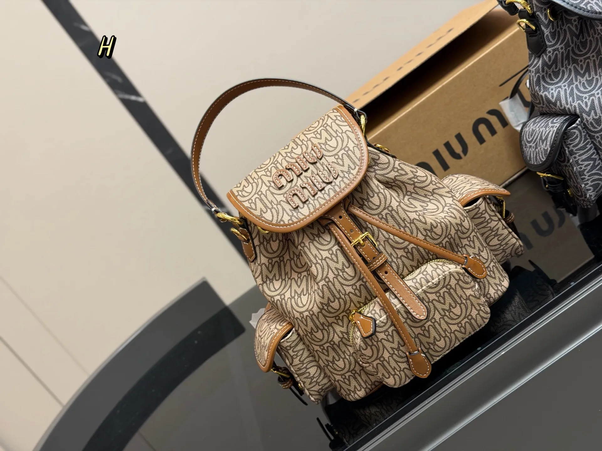 ¥230 配盒 size:21.23cm 又一季特别美丽的Miu Miu miumiu ss25 双肩包 少女心与摩登格调的碰撞 轻松拿捏时髦 轻便能装,质感绝绝子,miumiu的少女感+酷感完美结合~