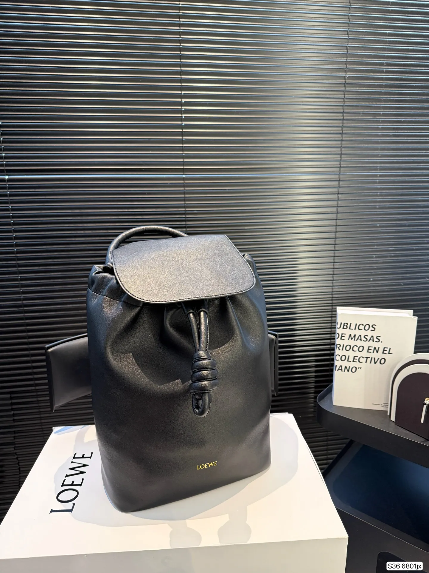 P230 配折叠盒罗意威双肩 Flamenco 背包自带复古千禧流线型实用日常设计,非正式学院风preppy style在风格上更加复古、休闲、实穿 #罗意威 #PreppyStyle #预科风 尺寸:25 33 货号6801