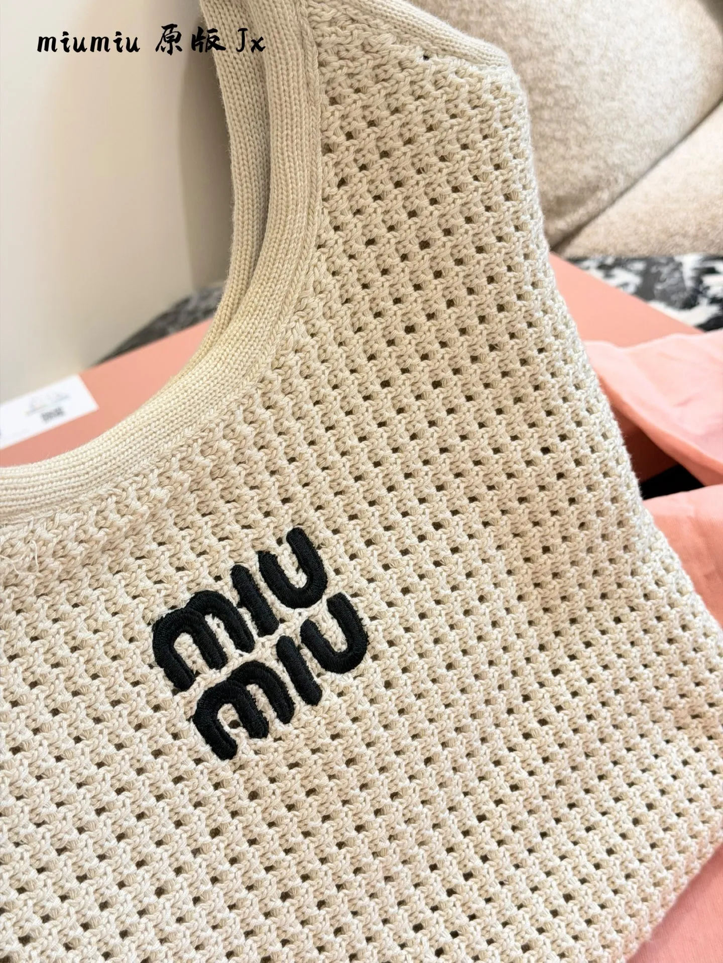 MiuMiu 编织托特👜p240 独特的镂空针织纹理设计,内层帆布衬里,搭配可拆卸帆布小包,可做独立小腋下包或手包使用,多种背法,适合各种搭配,大胆创新的设计完美诠释了 Miu不拘一格,潇洒随性,今年超爆🔥款式,包身非常轻巧,气质随性慵懒,容量超大,上班通勤,外出游玩都是绝佳选择