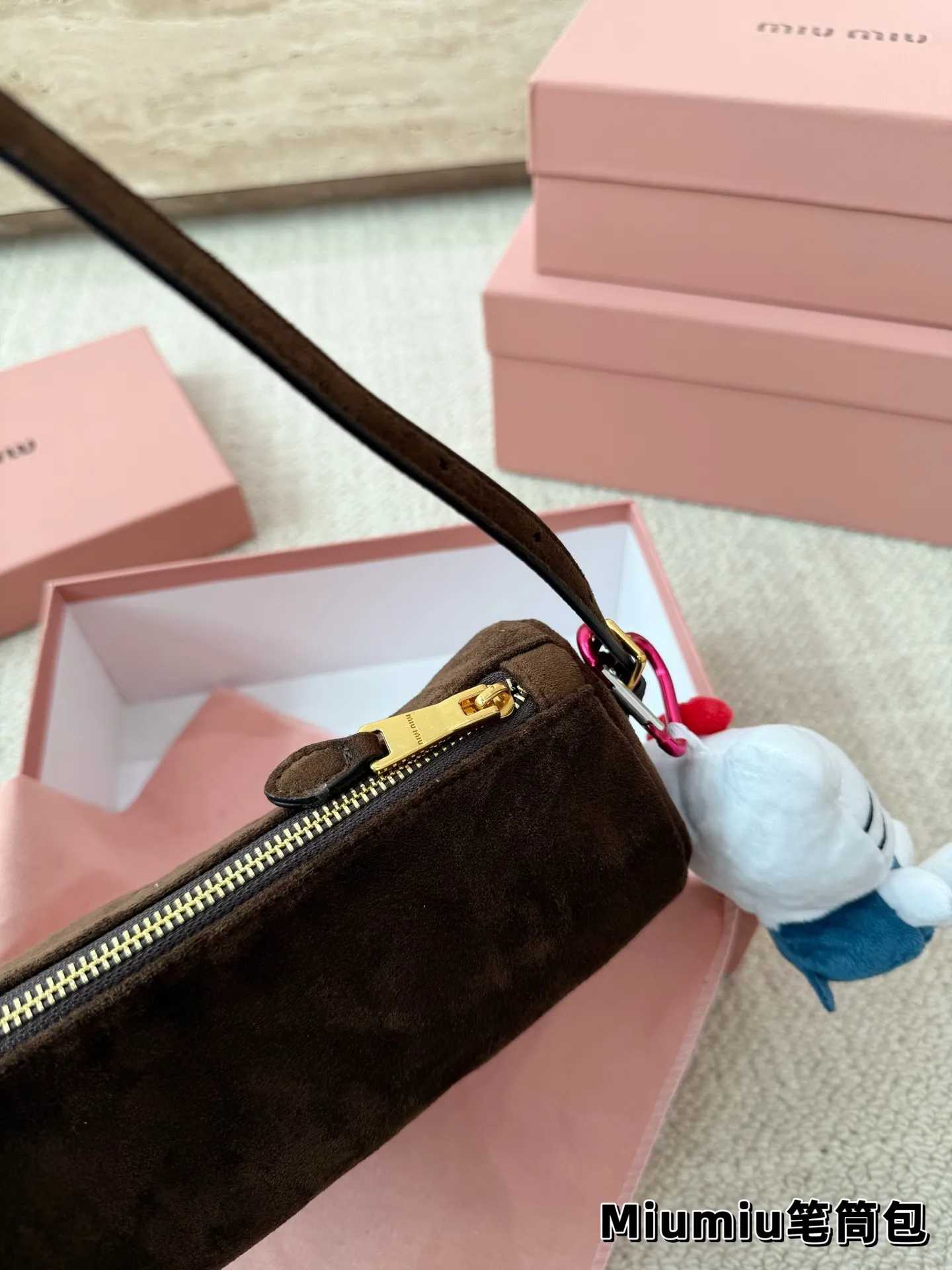 P160 麂皮 别怪我没提醒❗️MiuMiu最性价比小包包 夏天当然是要背迷你小包包啦！ 哪个女孩能抵挡住迷你小笔筒包的诱惑～ 日常好装东西出门的腋下小包👛 小羊皮和翻毛皮都有噢～关键是性价比超高～