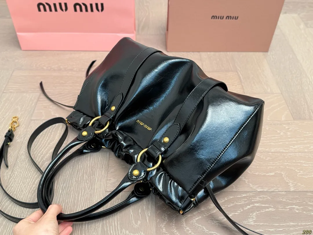 ¥190 缪缪MIUMIU手提包 旅行出差旅游带它超方便 超级抢眼 爱了爱了 真是叫人无法抗拒 又美又能装! 尺寸33 23