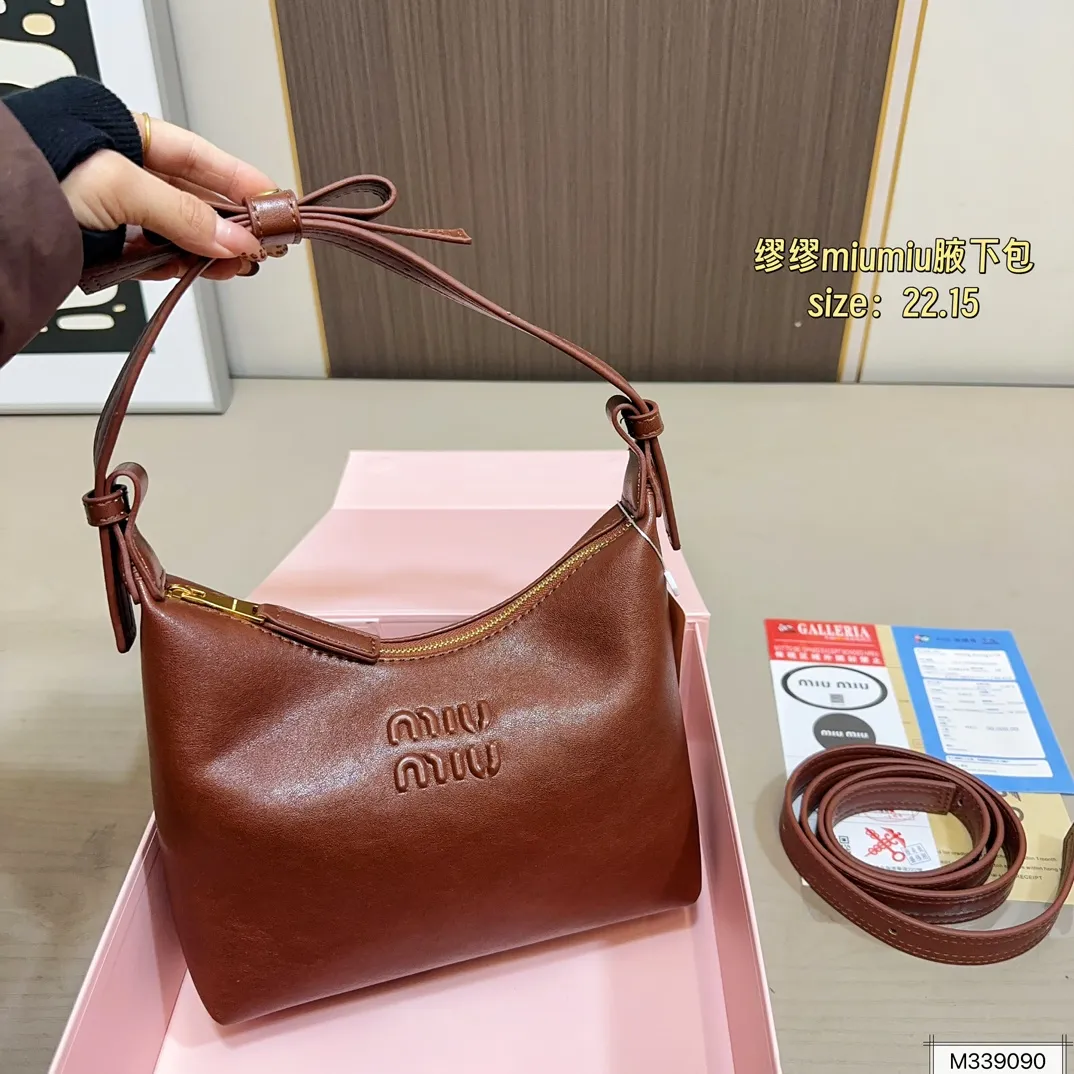 💰115(折叠盒) 尺寸22.15 MiuMiu缪缪腋下包 牛仔的材质随性且休闲! 整体上手非常轻便~ 优雅贵气高级感并存! 颜值爆表很好搭配👏