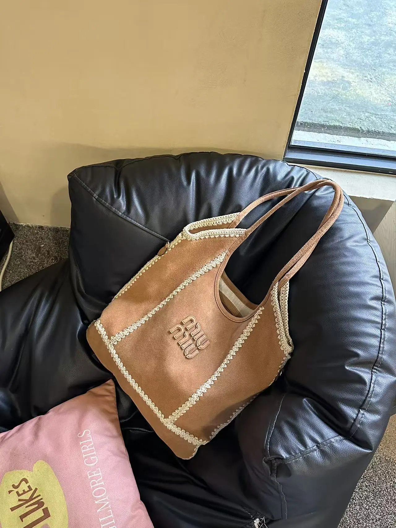 预售款💰288包邮❗ 【细节实拍】Mi* Mi*又双叒叕放大招~这次新款鹿皮包袋美到犯规 将柔软的鹿皮与精致的勾针工艺巧妙融合 堪称玩趣肌理与慵懒美学的经常碰撞 触感轻轻一摸细腻的不像话 勾线部分更是设计的绝绝子 intrcate的针法勾勒出别图案 细节里满是匠心巧思 这次推出的Wender跟ivy都是经典包型 实用性拉满💯 尺寸:35×40cm ❌不退不换慎重下单❌