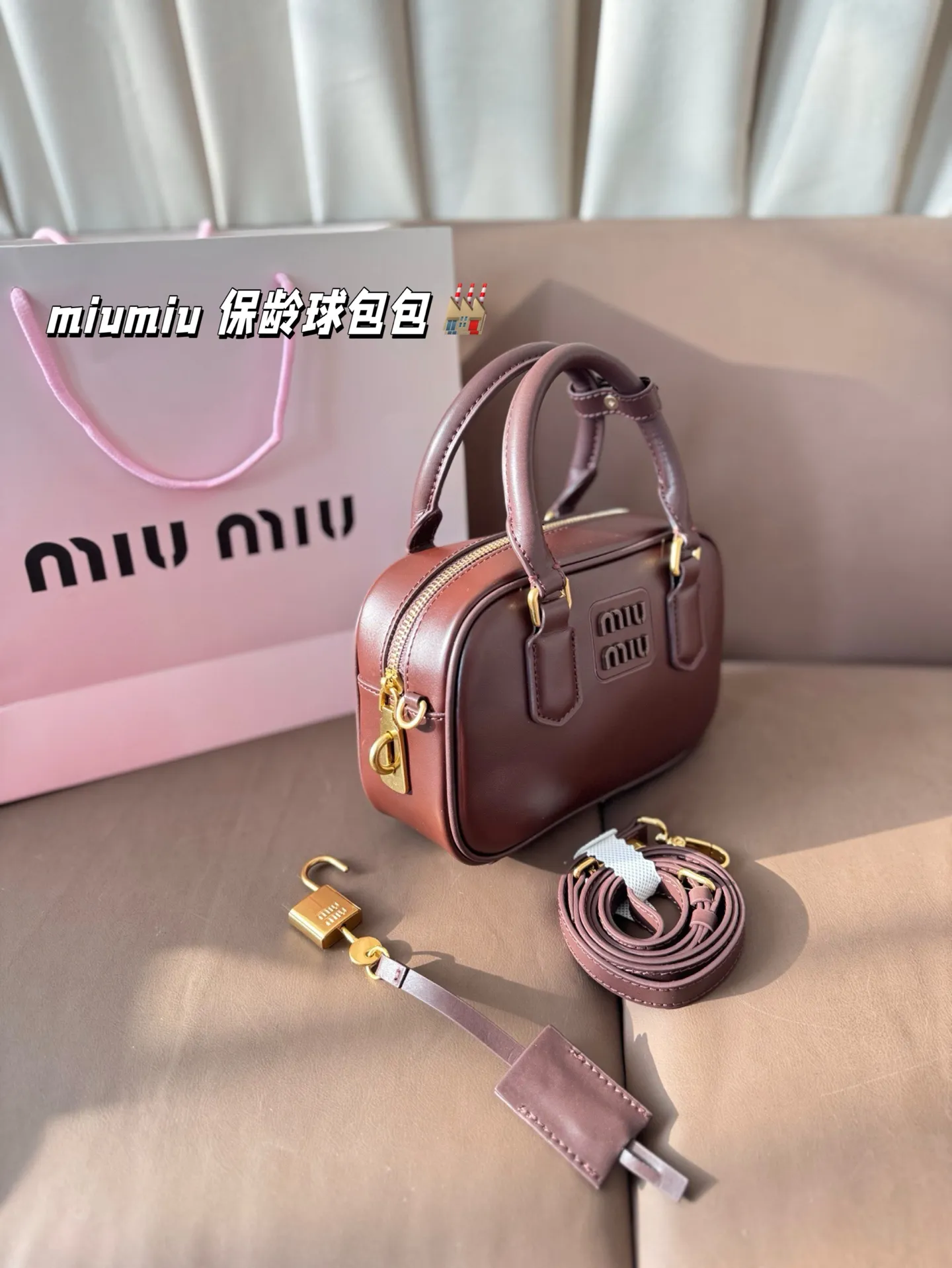 P225 缪缪 可盐可甜的女孩 miumiu 保龄球包包 好搭 什么风格都能驾驭 材质很柔软 容量也非常OK 复古俏皮的hobo包型 是近期几乎天天拿出门的包包! 尺寸:21*14