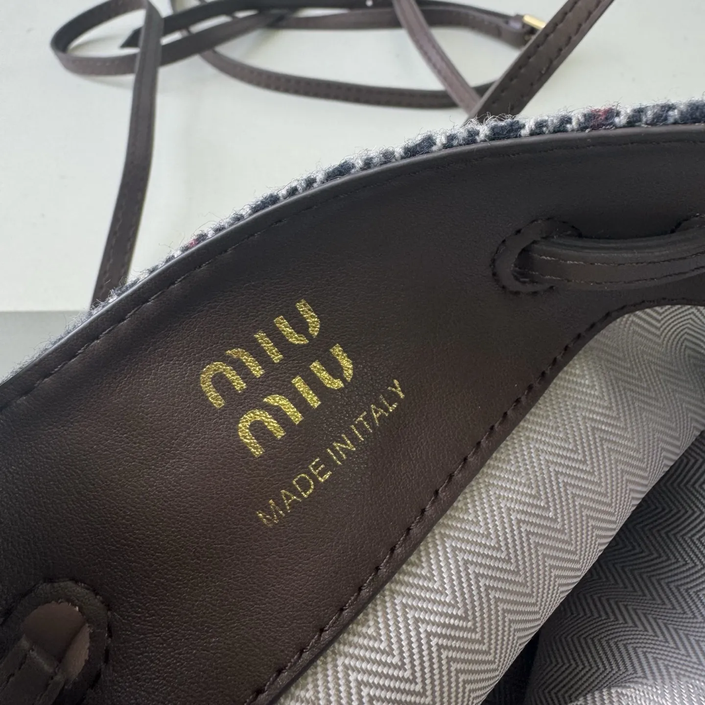 💰170包邮❗ 🍒M家🍒 5NF460，新品格子迷你水桶包，高级柔软，性价比超高，能驾驭各种风格，非常俏皮可爱，可以单肩，斜挎，手提，双肩，造型多变，包包虽小却非常能装，尺寸：17X14X6CM，配原版包装