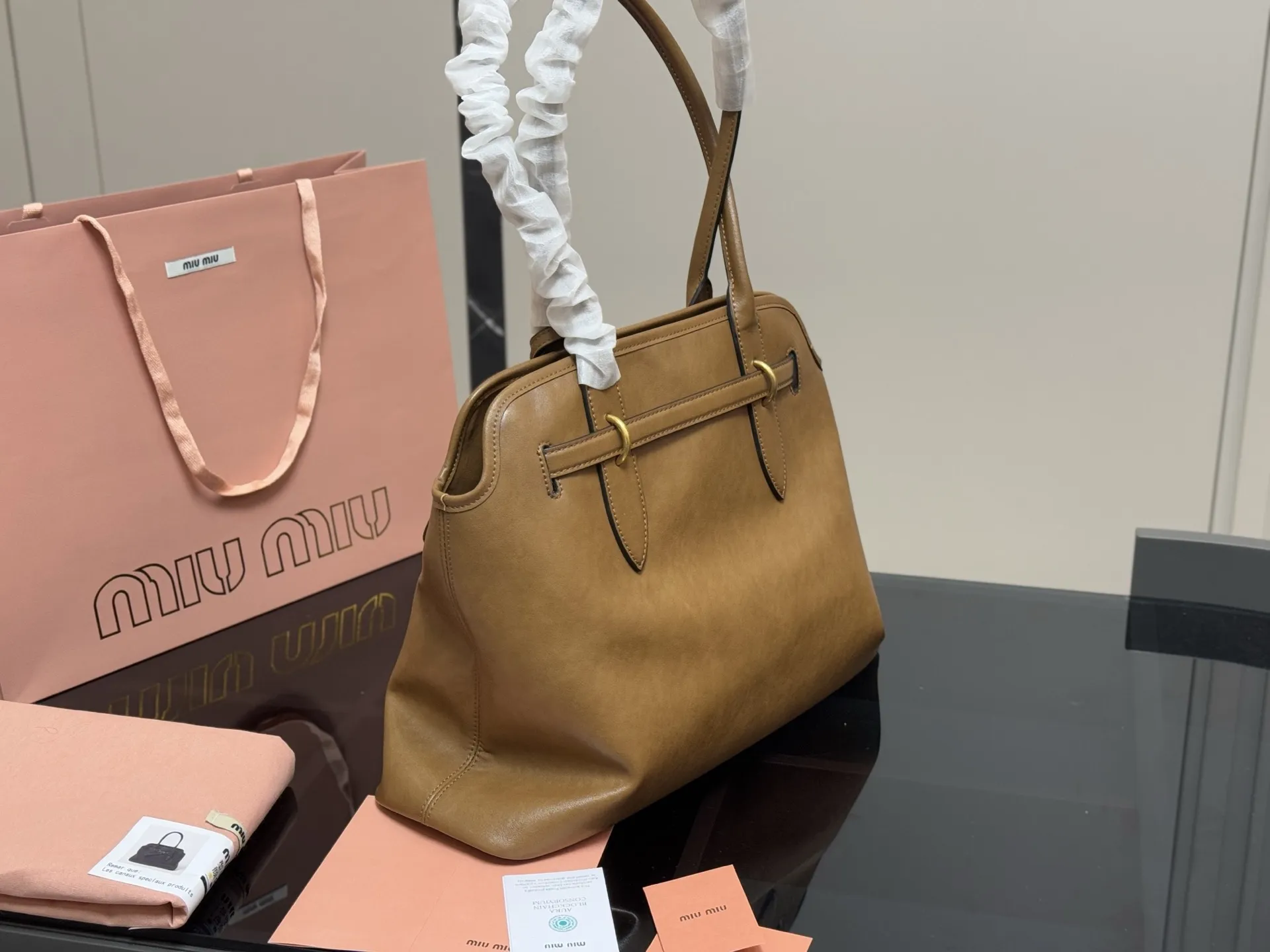 &yen;235 原版 size：41.31cm miumiu 中古托特包包， 特别喜欢这个的设计！ miumiu的坑真的好仙女好好看！ 真的很有质感！ 可斜挎可手拿可单肩， 日常约会出行简单好搭配。