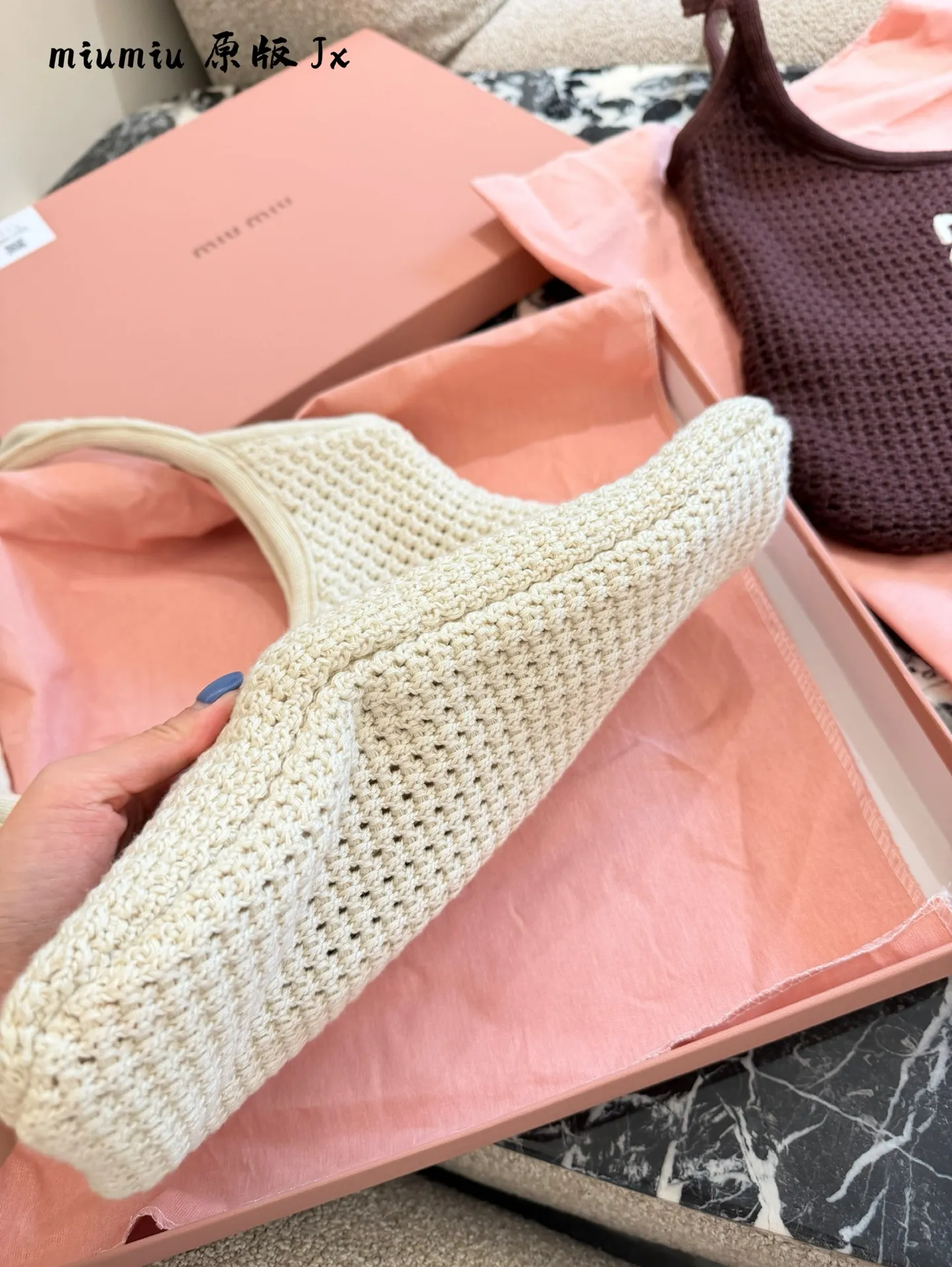 MiuMiu 编织托特👜p240 独特的镂空针织纹理设计,内层帆布衬里,搭配可拆卸帆布小包,可做独立小腋下包或手包使用,多种背法,适合各种搭配,大胆创新的设计完美诠释了 Miu不拘一格,潇洒随性,今年超爆🔥款式,包身非常轻巧,气质随性慵懒,容量超大,上班通勤,外出游玩都是绝佳选择