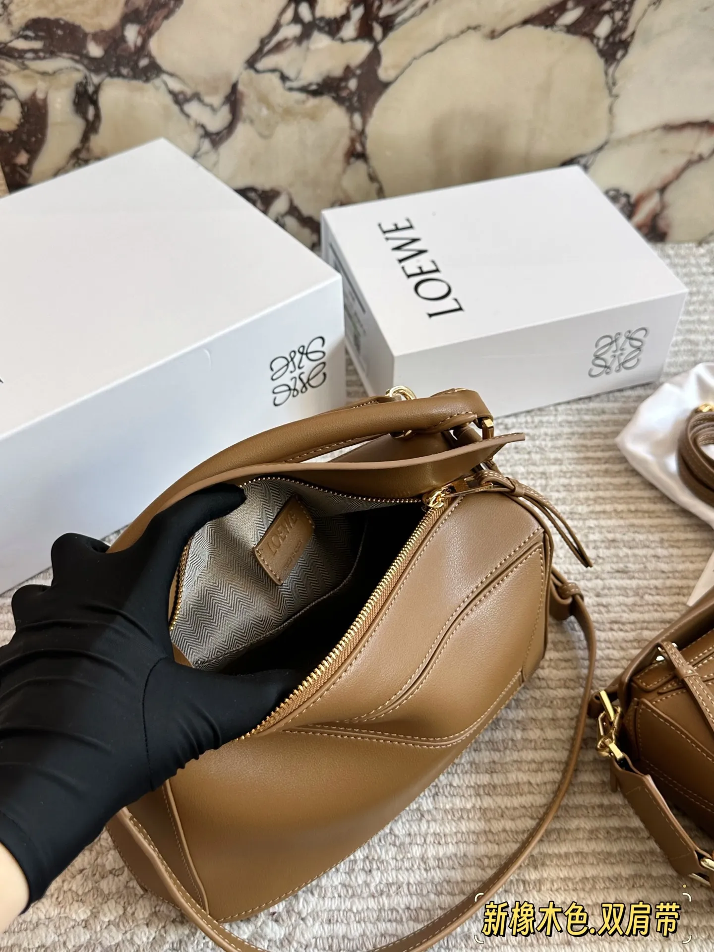 💰 260、💰230 配盒（双肩带） 尺寸：24*15cm（大） 18*10cm（迷你） loewe 几何包puzzle 真心是不能错过的， ⚠️牛皮品质🐂！ 完全hold住！ 罗意威|一根完美的肩带