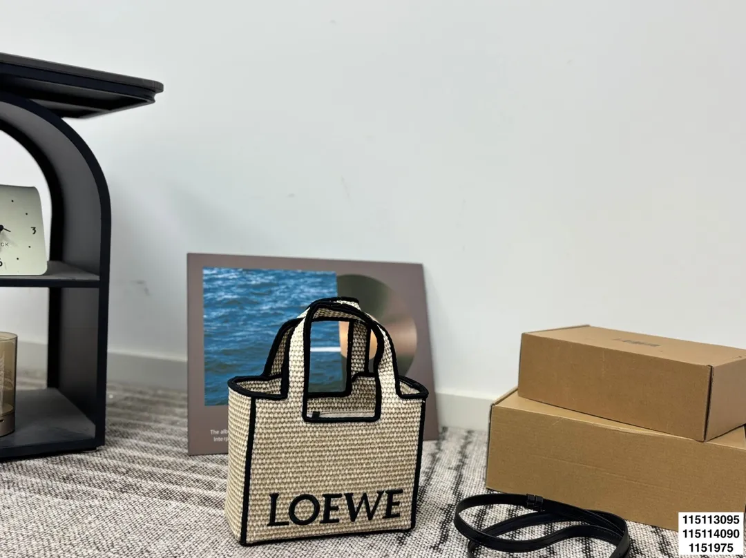 p125 p120 p115无盒 罗意威编织托特包 Paulas's 1biza 夏日海岛系列推出了草编托特包包巧妙融合了托特的商务之前线条和草编的夏日风情,加上Loewe粗体大logo 真的很难不爱 尺寸30.22/24.17/20.13