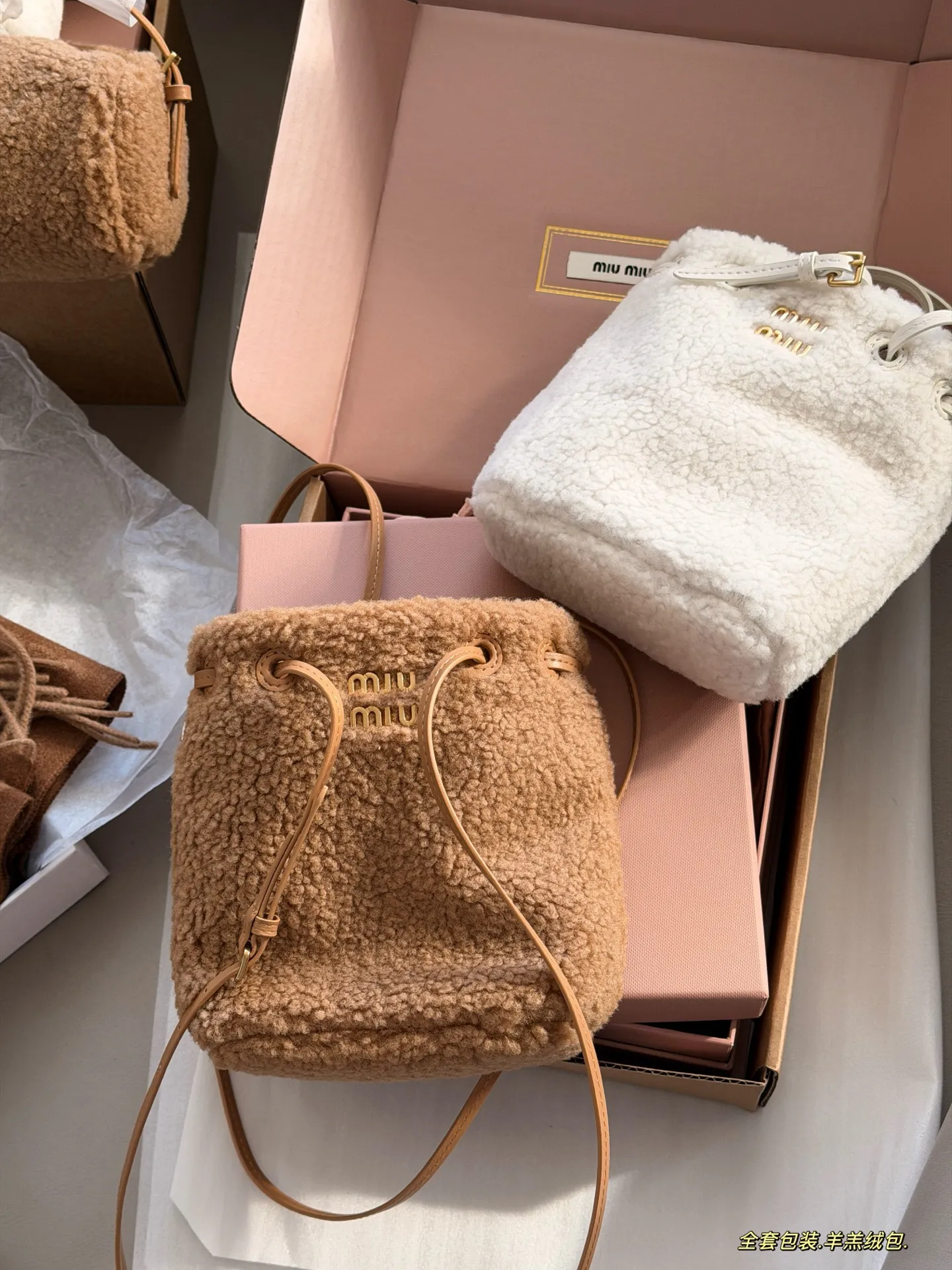 💰195 全套包装 size:18*17cm miumiu的小福袋 羊羔绒包 性价比也太高了! 质感超软糯 节日氛围感满满秋冬季的独乐乐