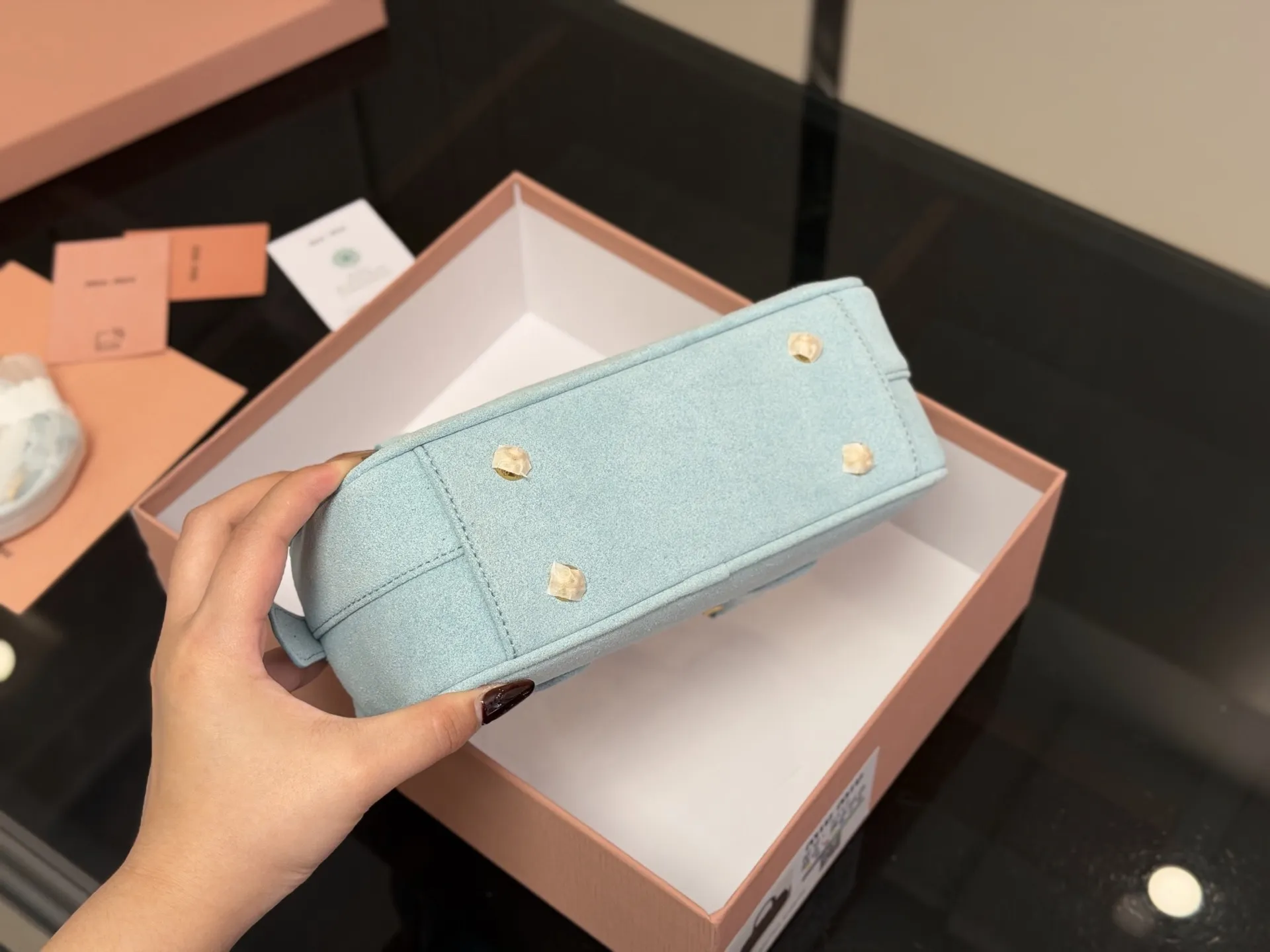 ¥200 升级版配盒 size:23*12cm miumiu保龄球 新尺寸‼️ 很难不爱啊啊! 这个尺寸很难不动心哦! 可手拎也可斜挎 容量足足的~~ 出场就是miumiu小公主!