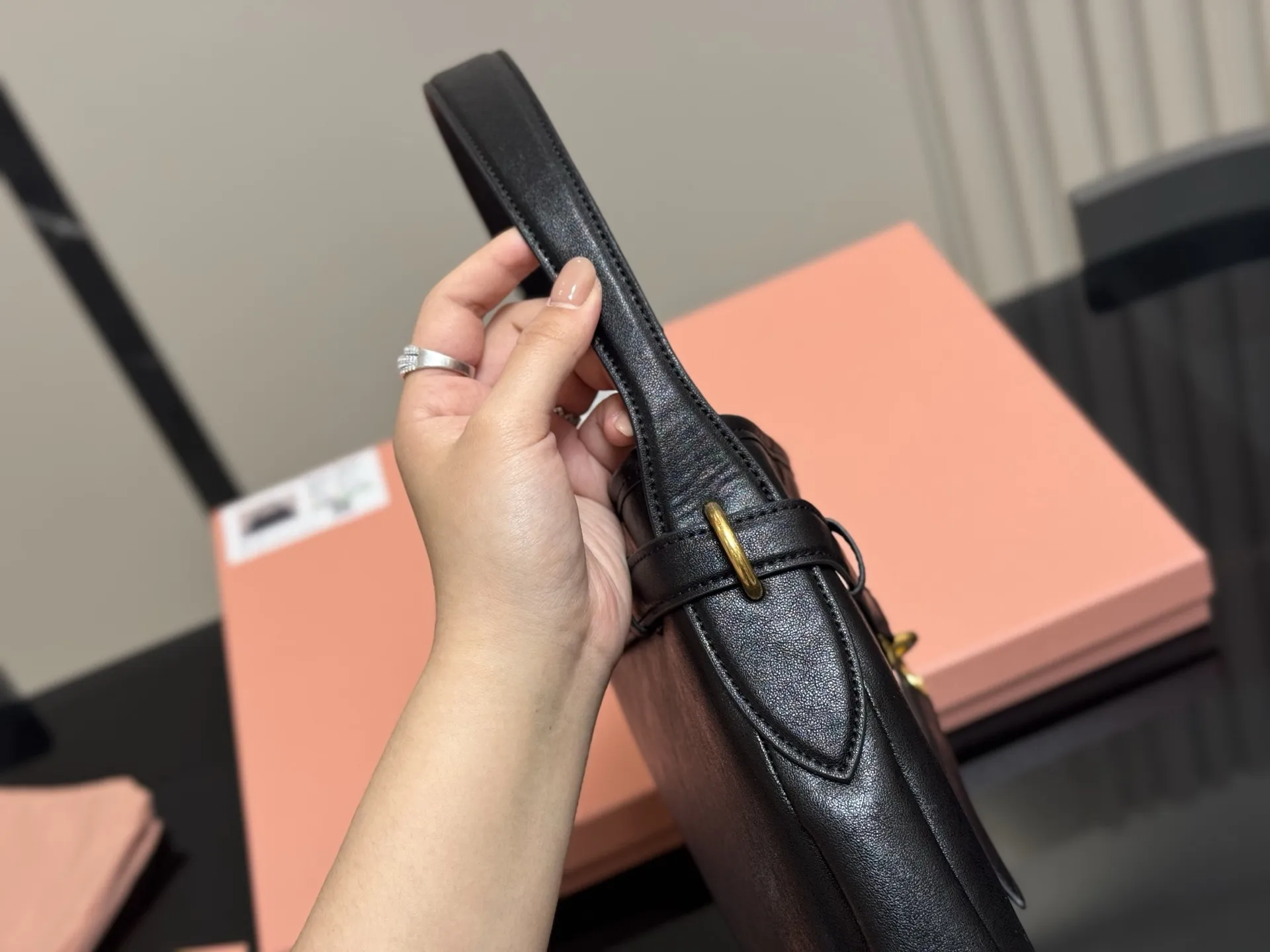 ¥195 ¥200 配盒 Size:34cm 40cm Miumiu2025春夏系列包袋, 包包依旧吸引人~ 隔着屏幕都能感受到皮质的细腻巨巨巨高级感~ aventure nappa腋下包石楠木色看似平平无奇却意外的好搭