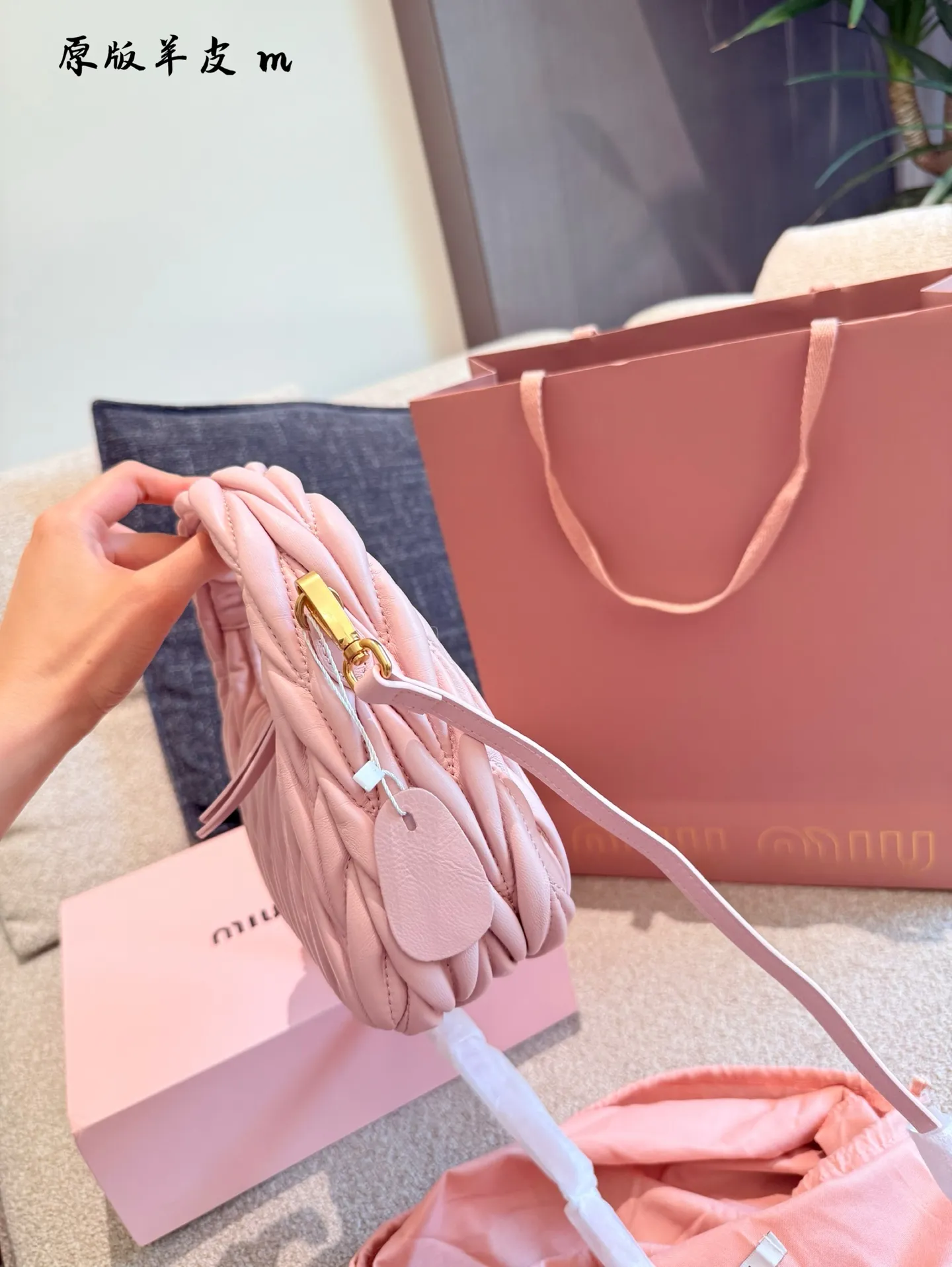 p240羊皮hobo月牙包 红红火火恍恍惚惚缪缪出街啦~ 芜湖~好看的缪缪miumiu小号hobo 小号是专柜里卖得最好的的尺寸,容量大小合适,轻 经典的褶皱羊皮, 软软的好有质感 搭配衣服真的吼吼看~一秒时尚感千金风拉满红色也很显眼,好多场合都可以搭配 张元英同款~~~ #miumiu包#miumiu包 #美包23cm折叠盒包装