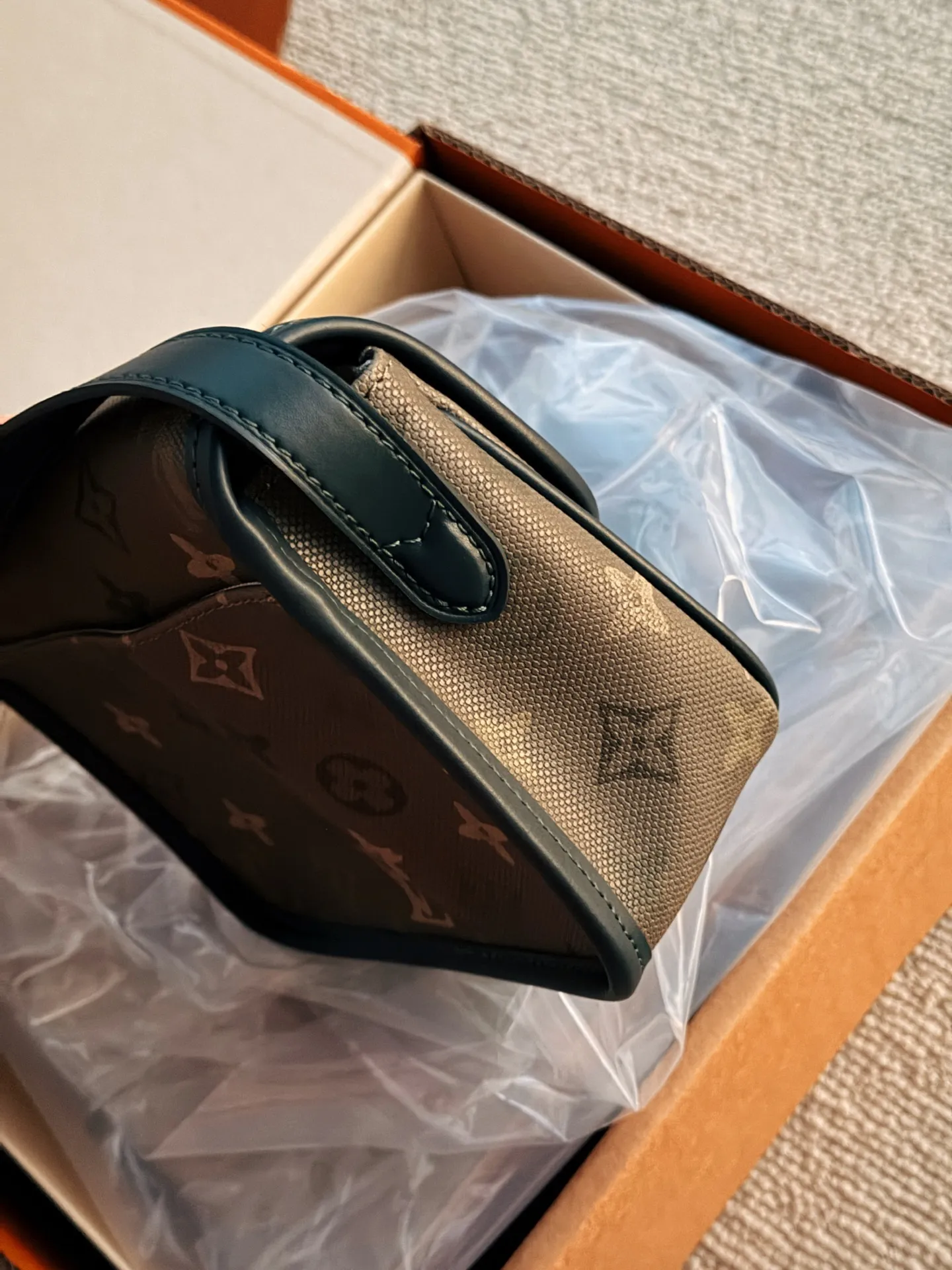 💰200 配盒 全钢五金 size:20*14cm L家 邮差包男包新品! 新款的 绿色Satchel小邮差包 不大不小容量还十分可观!!!自带复古学院气息!很有vintage的感觉!九月份新款买它就够了!!!!