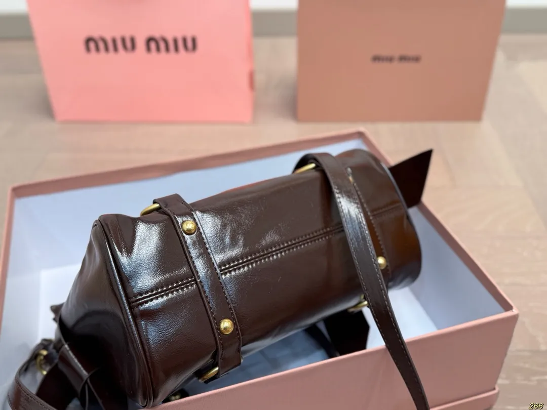 ¥190配盒 缪缪MIUMIU手提包 旅行出差旅游带它超方便 超级抢眼 爱了爱了 真是叫人无法抗拒 又美又能装! 尺寸26 20