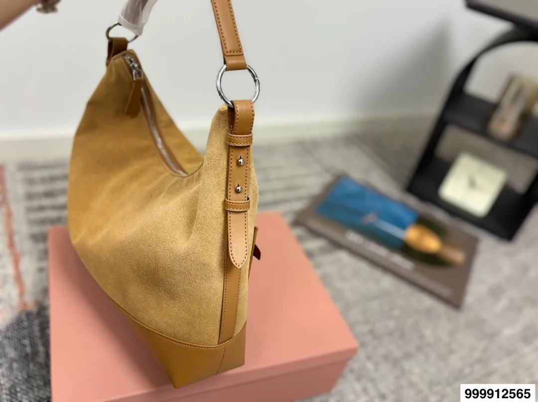 p175 超纤密封包装 缪缪腋下 miumiu特别的包包。大多包型的设计都是偏简单、基础的，只是当时颜色和材质的运用，让人觉得每款包包都有一个创意点 #miumiu #腰包 #MIUMIU # 尺寸35 24