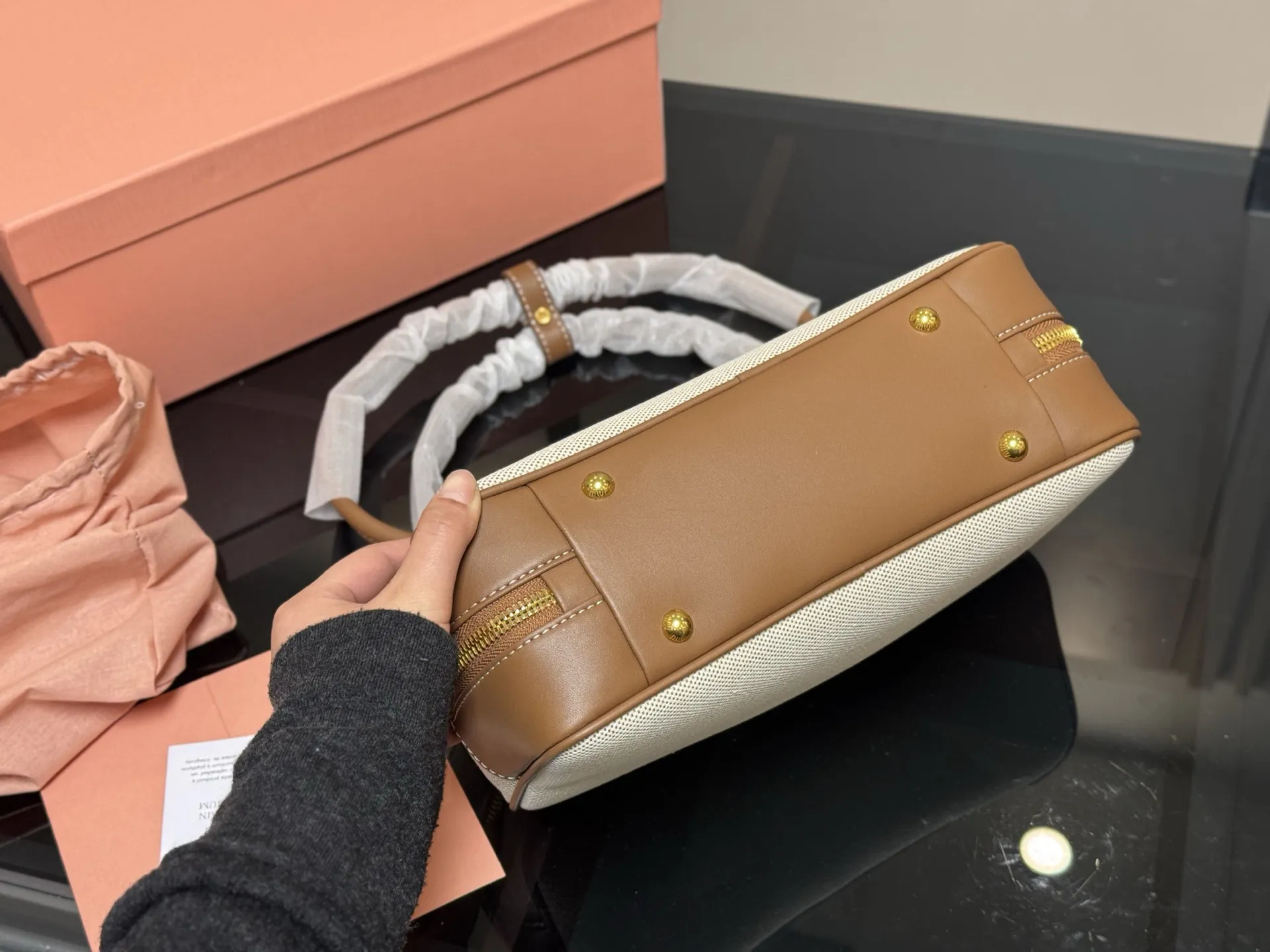 &yen;195 升级版配盒 size：28*13cm miumiu保龄球/公文包/ 包包甜度刚好！ 很难不爱啊啊！ 可手拎也可斜挎 绝对不是小废包哦!容量足足的~~ 出场就是miumiu小公主！