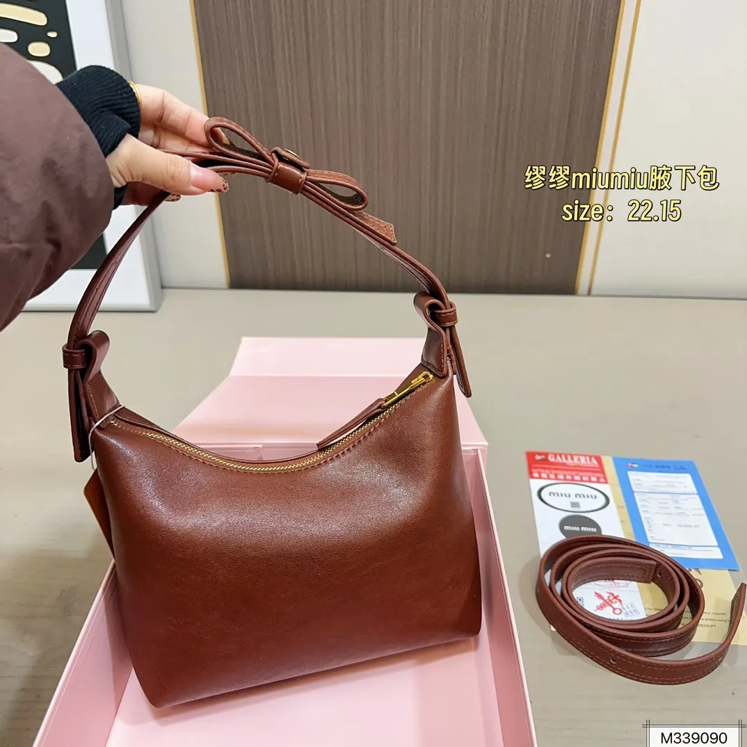 💰115(折叠盒) 尺寸22.15 MiuMiu缪缪腋下包 牛仔的材质随性且休闲! 整体上手非常轻便~ 优雅贵气高级感并存! 颜值爆表很好搭配👏