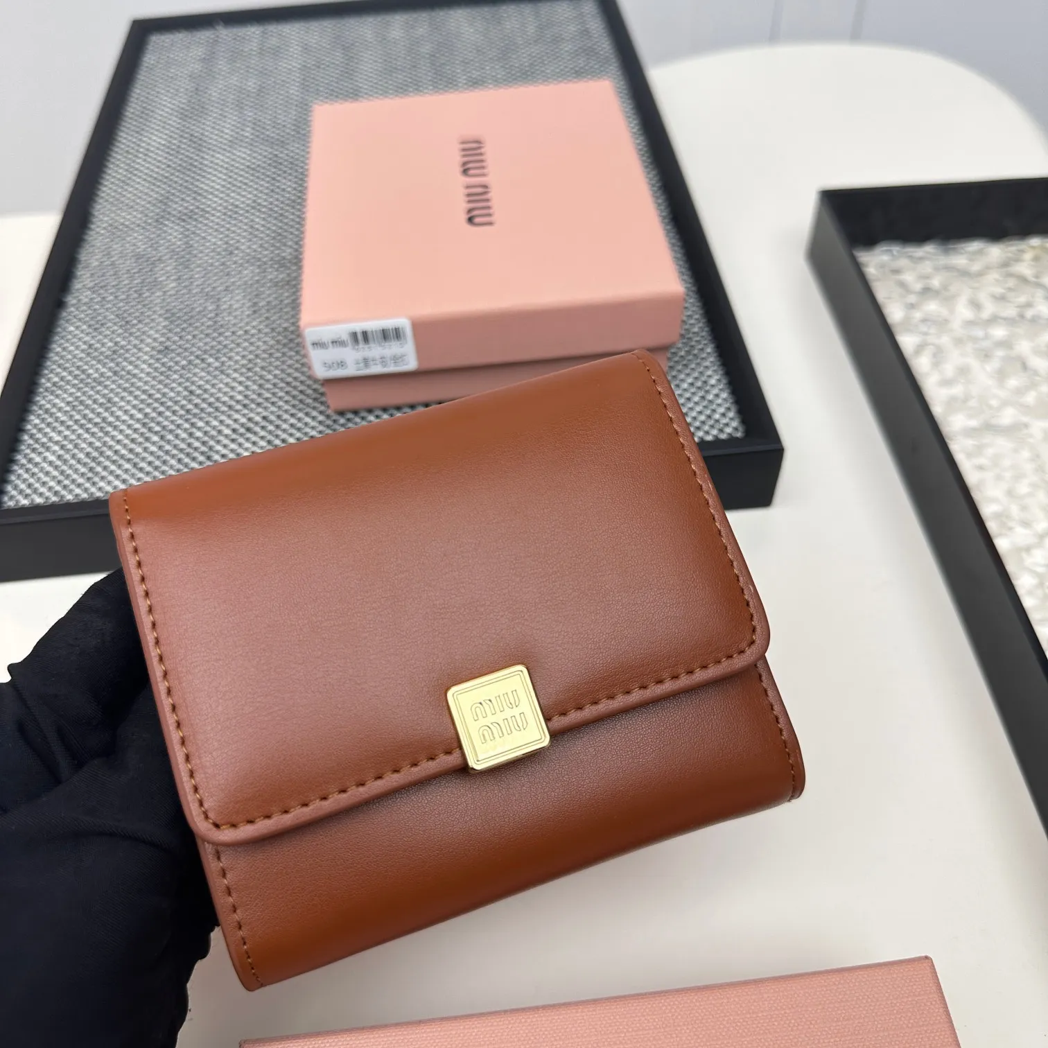 💰115包邮❗ 编号:508 品牌:miu miu 颜色:黑色 粉色 蓝色 红色 棕色 尺寸: 11*8.5*2 说明: miumiu专柜最新款火爆登场!采用头层小羊皮,做工精致, 金属五金Logo 媲美专柜!多功能小钱包卡包,内隔丰富,超级实用!三折钱包卡包👛