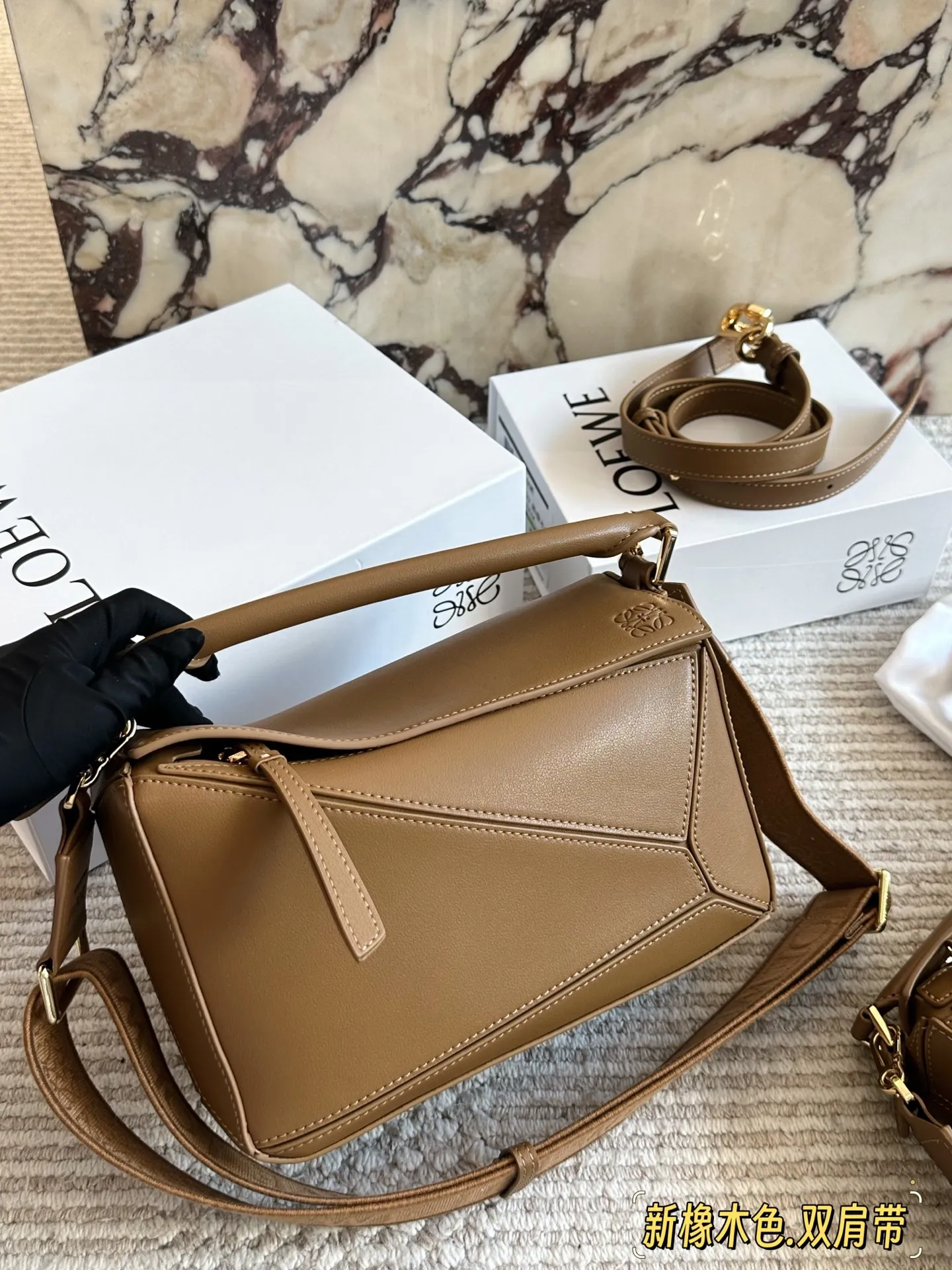 💰 260、💰230 配盒(双肩带) 尺寸:24*15cm(大) 18*10cm(迷你) loewe 几何包puzzle 真心是不能错过的, ⚠️牛皮品质🐂! 完全hold住! 罗意威|一根完美的肩带