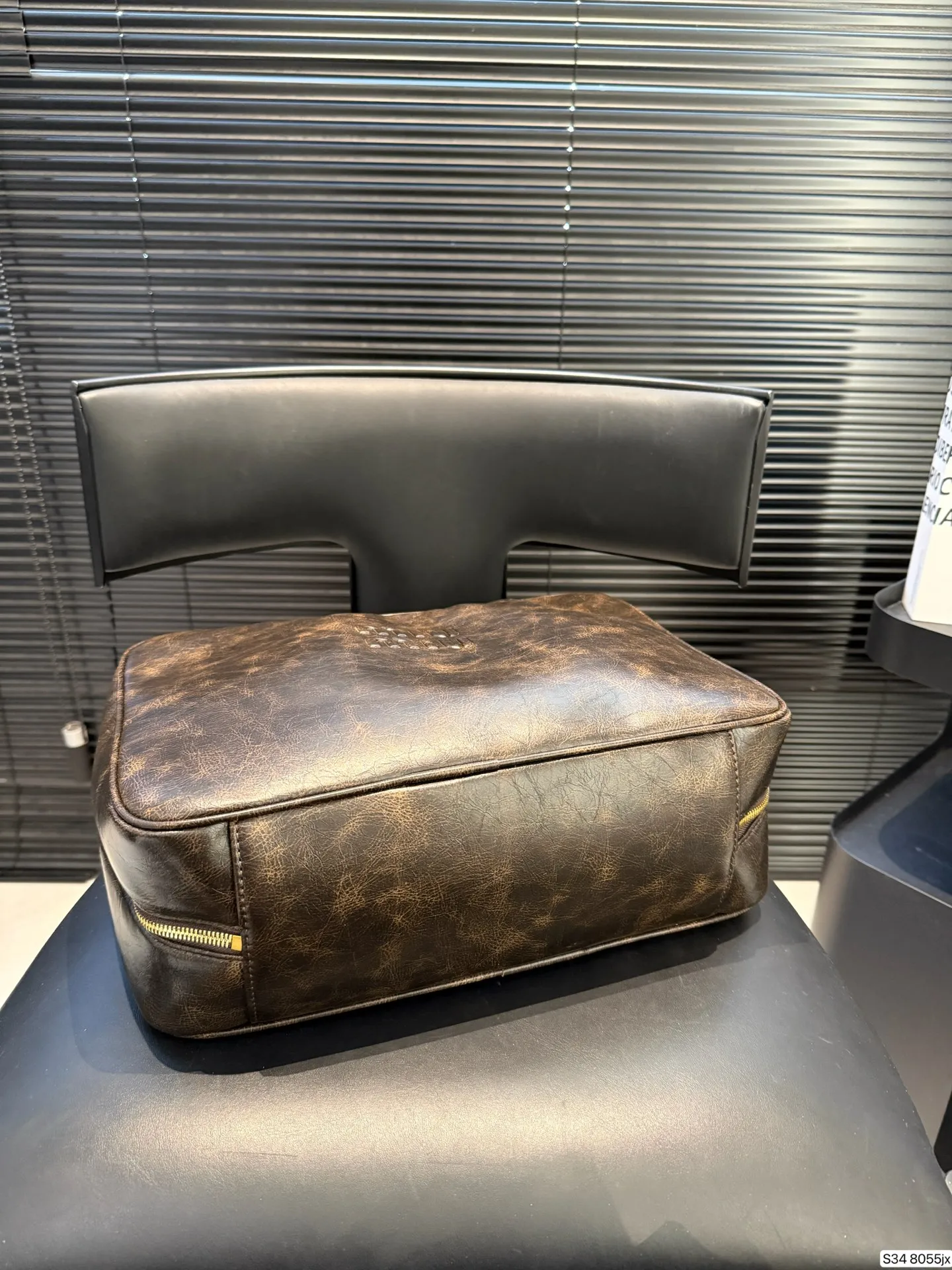 P220 缪缪MIUMIU 保龄球手提包 轻轻松松高级感 包包手感巨好容量也很不赖 简单却又不失华丽 不要觉得会炸眼太高调了什么的 根本不会! 在你的精简穿搭上简直就是点睛之笔 尺寸:34 23 货号8055