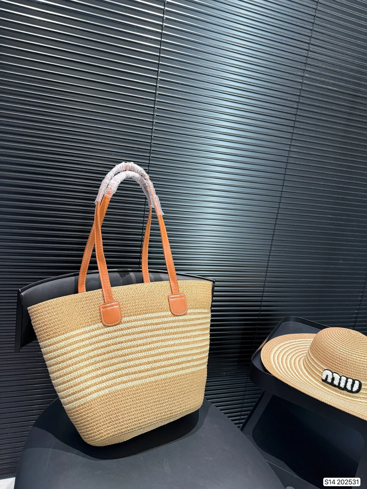 P120 缪缪miumiu 编织包➕编织帽组合 夏季新款草编包Basket Bag 菜篮子 编织拼皮购物袋沙滩🏖️度假⛱️手提包。尺寸26 29 货号202531