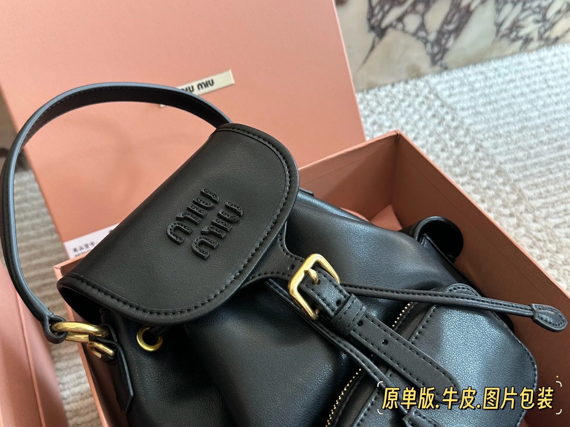 💰285、💰275 miumiu双肩包 又一季特别美丽的MiuMiu 今天去看了Miu Miu 2025春夏系列的预览。尽管上海一夜之间大幅降温，白天阳光依旧非常充沛美丽一就像一 如既往可可爱爱的Miu Miu四 所以下一季的流行风向，自然隐藏在Miu Miu 25春夏的各个角落。尺寸30*30cm/22*21cm