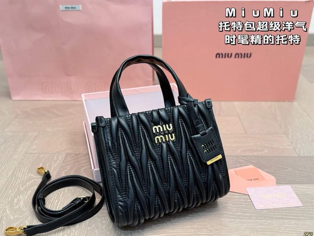 ¥170配盒 MiuMiu缪缪托特包 超级洋气,时髦精的托特 轻便简约,慵懒随性 尺寸20 16