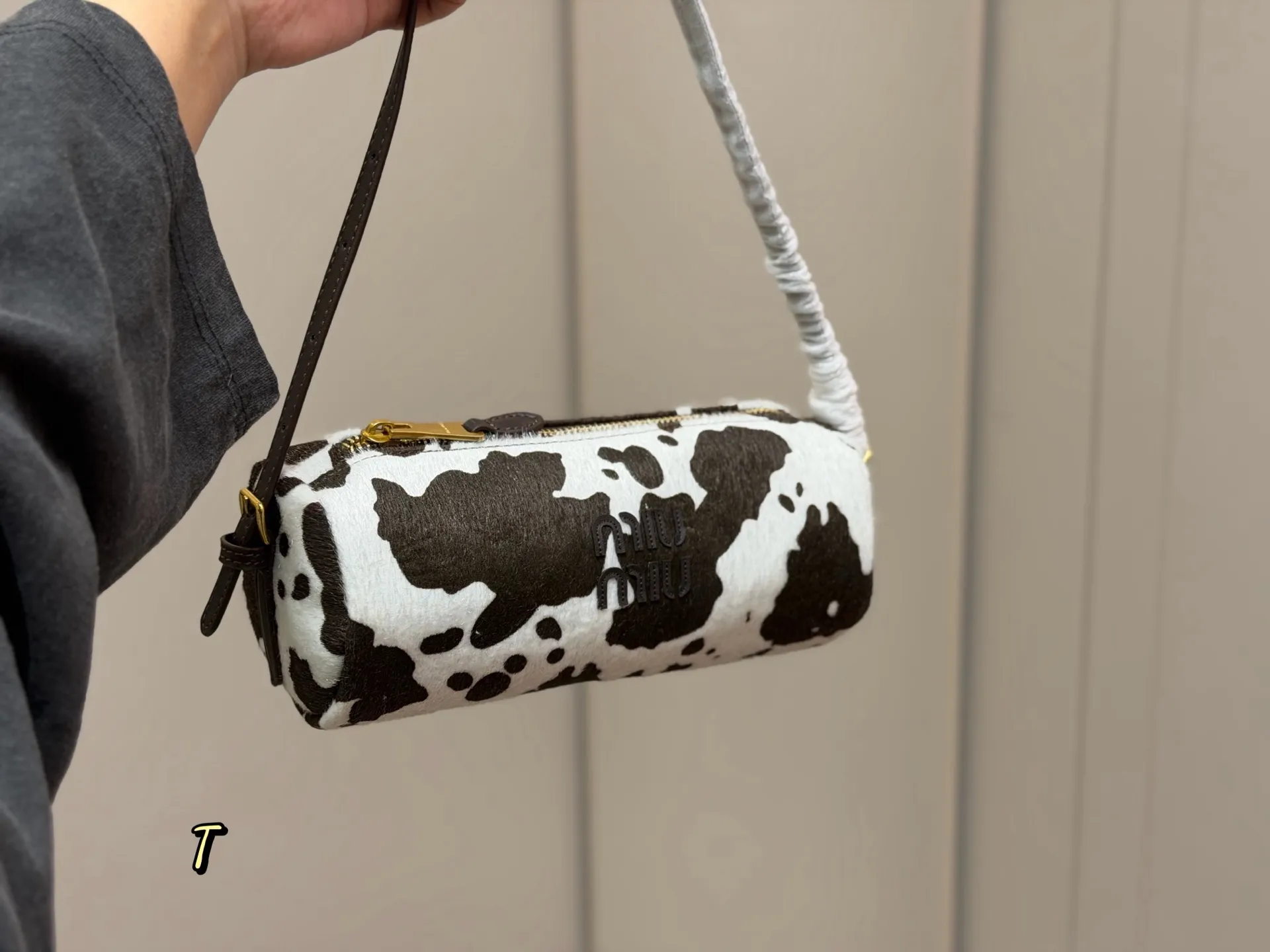 &yen;120 配礼盒 size：23*19cm miumiu的笔筒包 性价比也太高了！ 麂皮质感超软糯 每个色都像从韩剧女主衣柜偷出来的