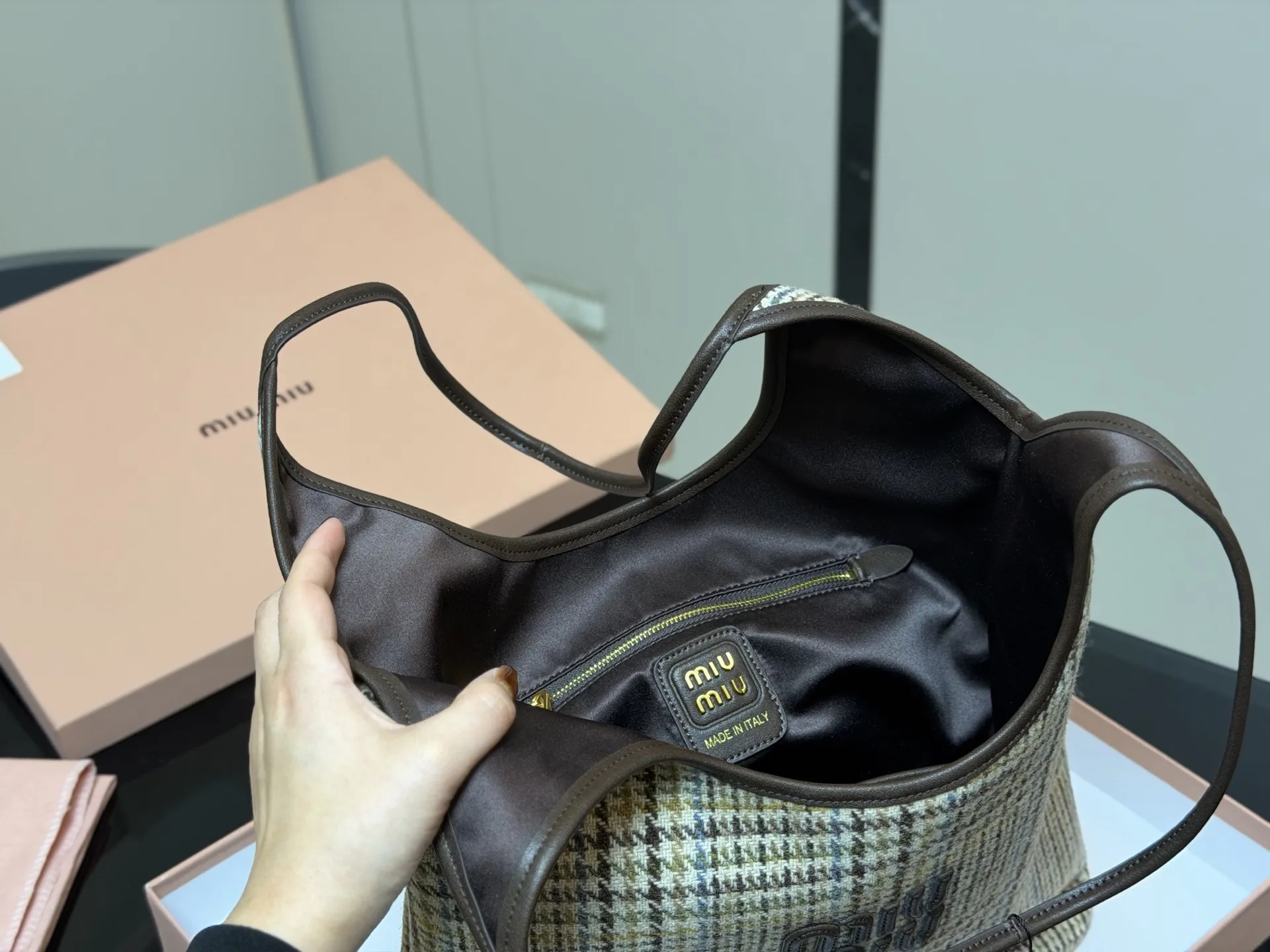 &yen;190 全套包装 size：35*34cm miumiu新款托特tote 今年的风刮的太猛了 老多爆款了！ 这款的版型也太好看了吧！ miumiu准备承包我的夏天吗