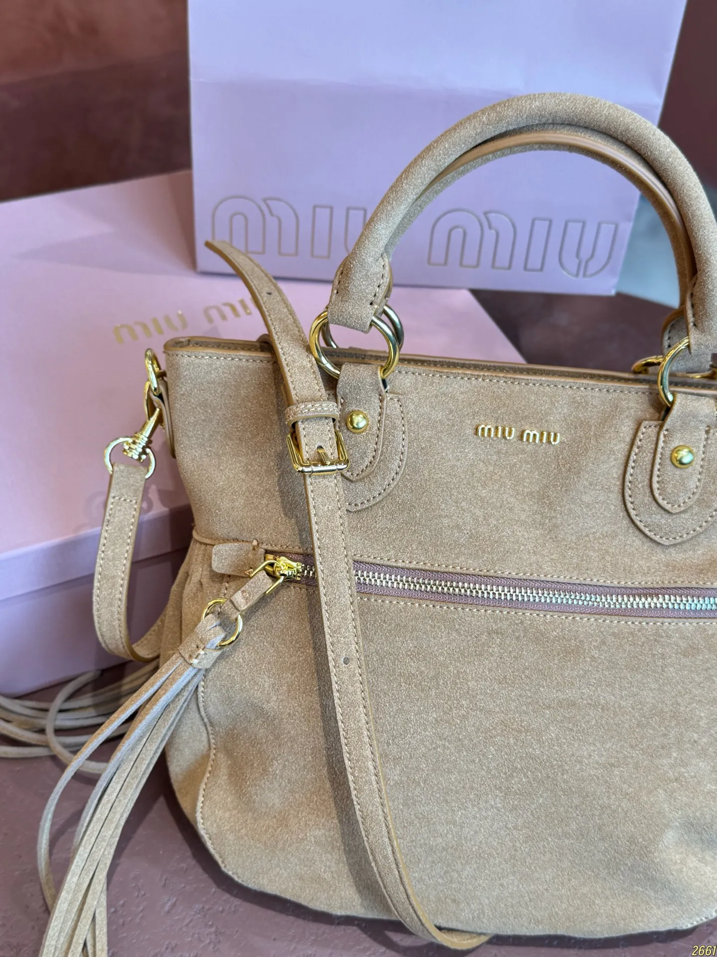 ¥200配折叠盒⚠️尺寸30*26 MIUMIU Aventure麂皮托特包 简洁大方的设计,既能装下日常出行的必需品又能作为造型的点睛之笔,提升整体的高级感出道即巅峰!!时髦精被迷住了新款托特tote质感无敌了!