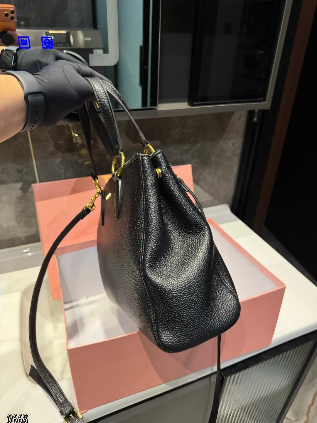 ❤️p175(礼盒包装)❤️ MiuMiu期待已久的2025.秀款 中古包.快来围观吧 2025.春夏系列包包简洁利落的设计凸显功能性 实用主义柔软舒服的触感彰显 MiuMiu 女性愈加自信,务实,前卫和酷炫的态度 尺寸:33*6*25cm