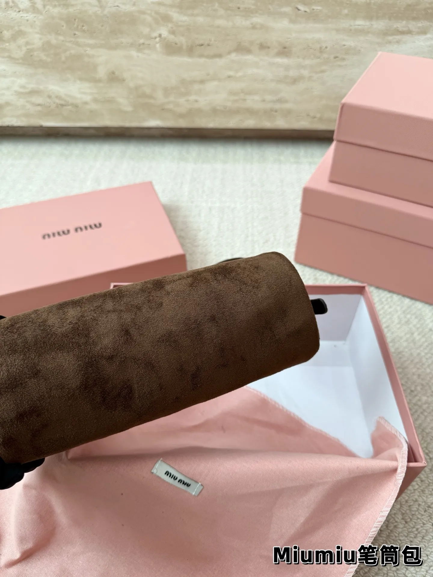 P160 麂皮 别怪我没提醒❗️MiuMiu最性价比小包包 夏天当然是要背迷你小包包啦! 哪个女孩能抵挡住迷你小笔筒包的诱惑~ 日常好装东西出门的腋下小包👛 小羊皮和翻毛皮都有噢~关键是性价比超高~